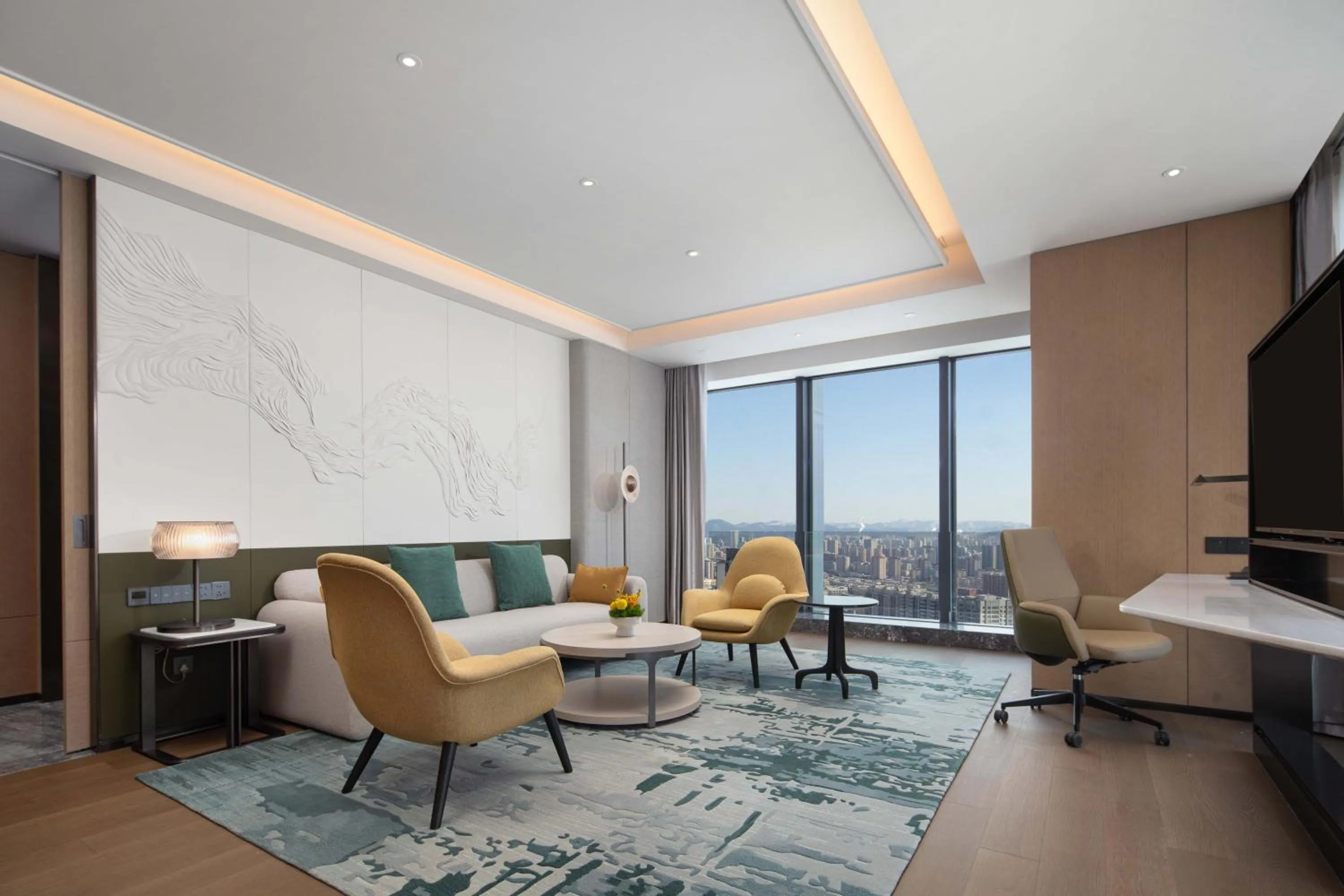 Communal lounge/ TV room in Crowne Plaza Jinan Runhua by IHG