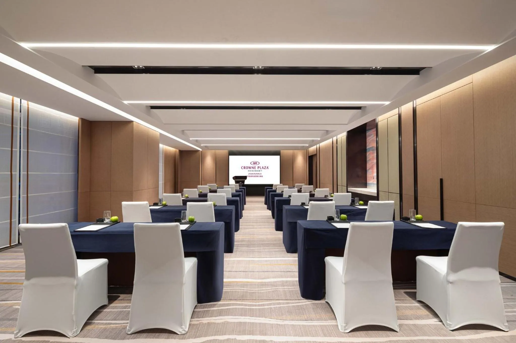 Meeting/conference room in Crowne Plaza Jinan Runhua by IHG