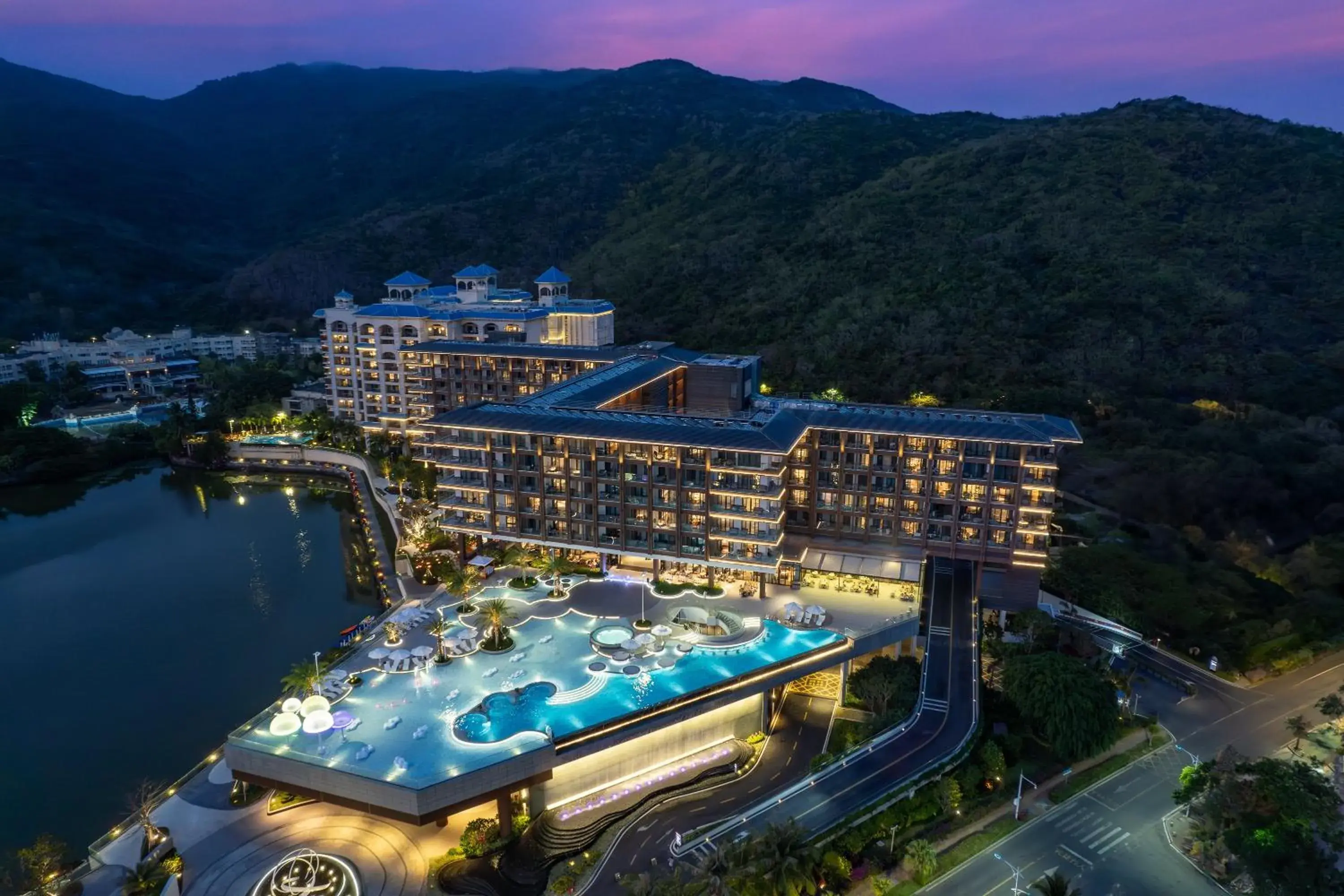 Swimming pool in HUALUXE Sanya Yalong Bay Resort Swimming pool in HUALUXE Sanya Yalong Bay Resort