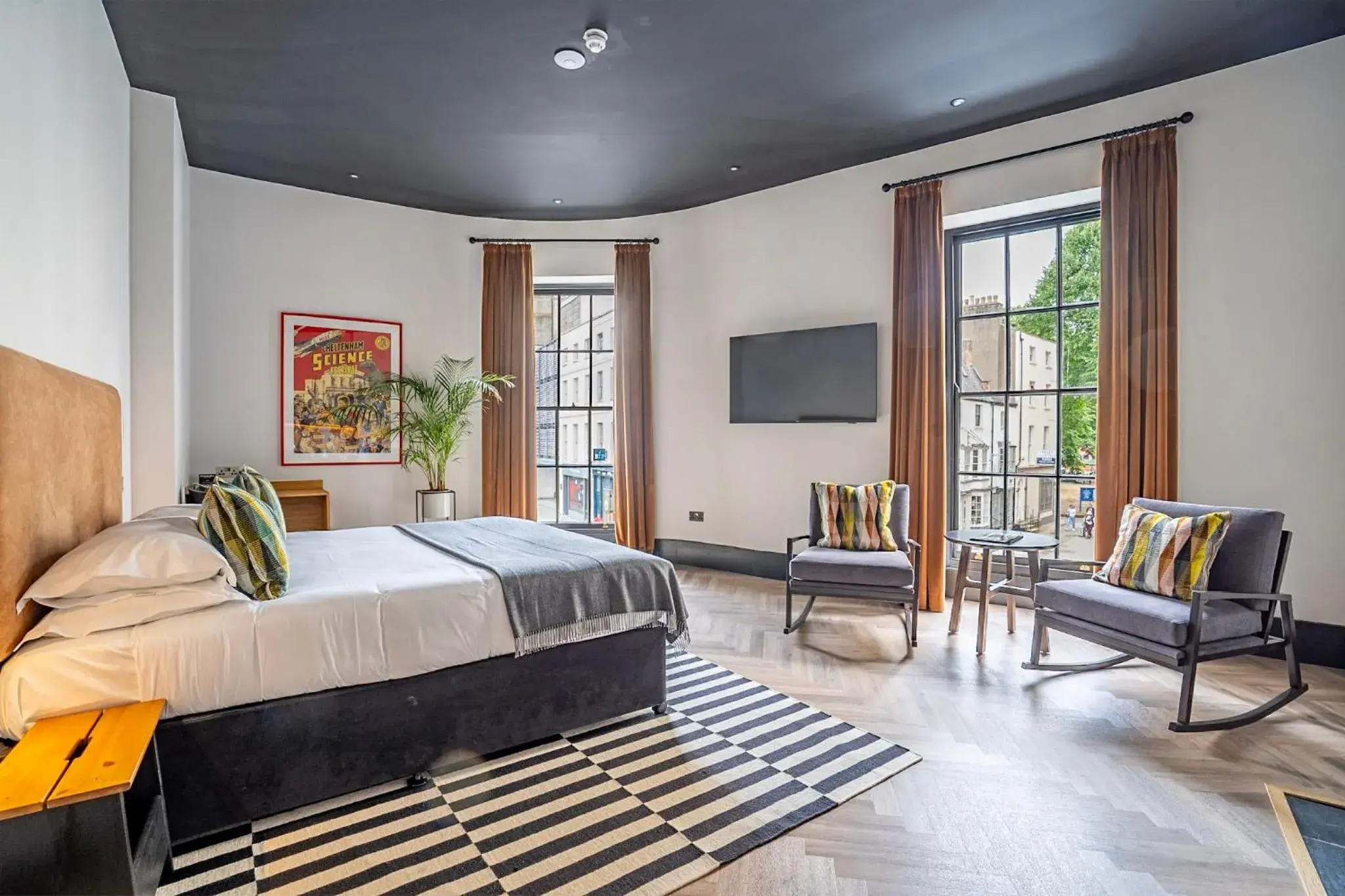 Bed in Crescent Place by Mansley Bed in Crescent Place by Mansley