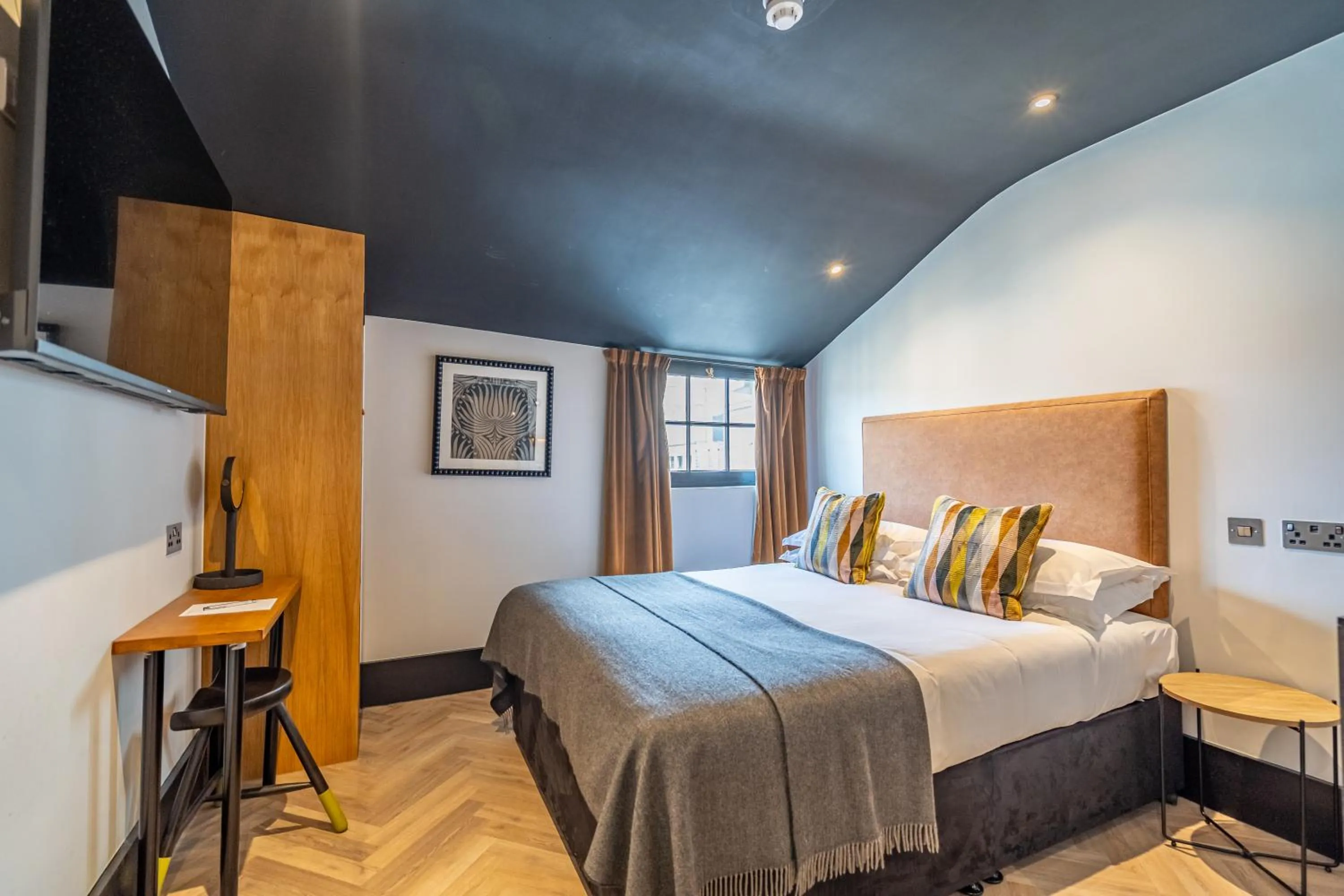 Bedroom, Bed in Crescent Place by Mansley