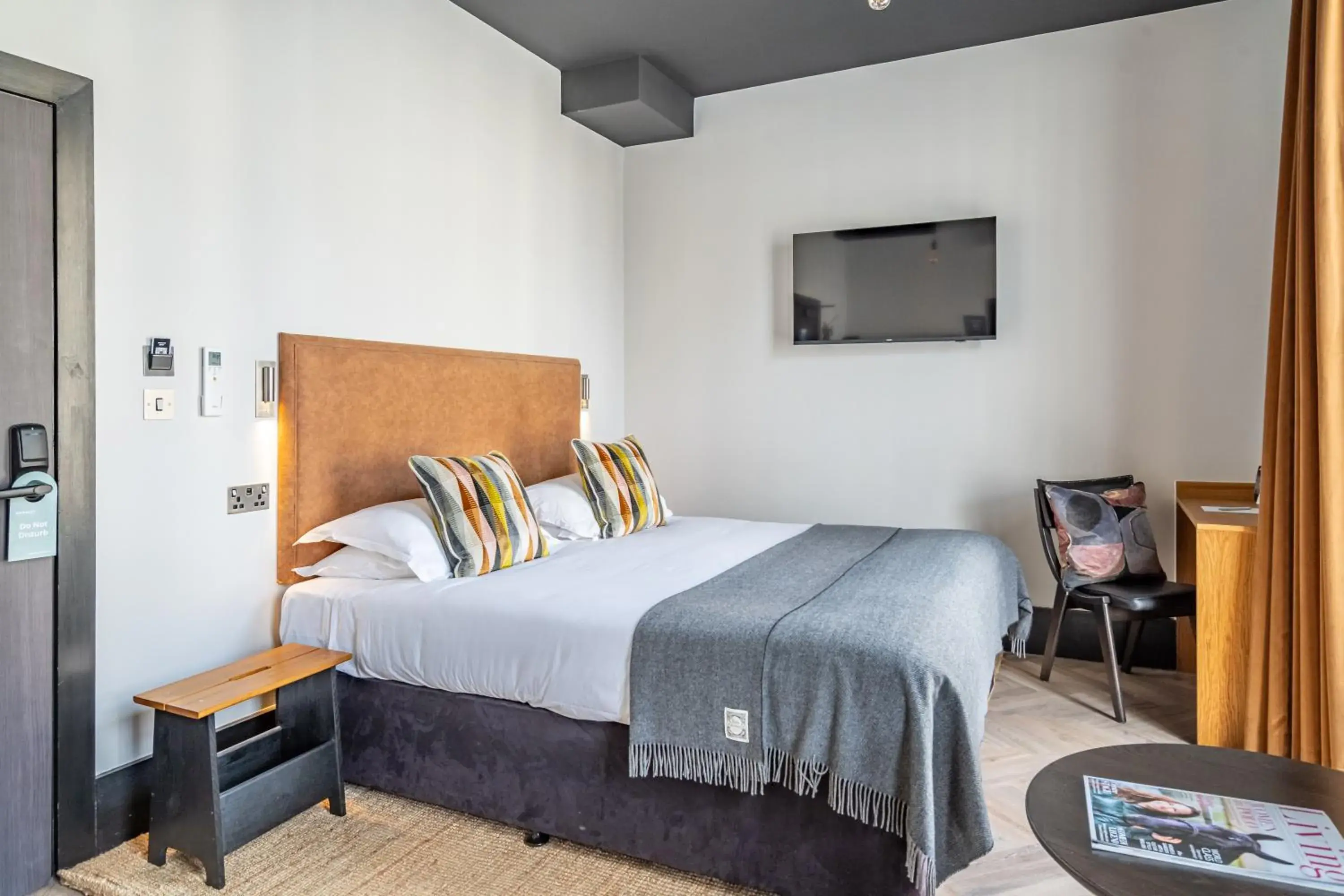 Bed in Crescent Place by Mansley Bed in Crescent Place by Mansley