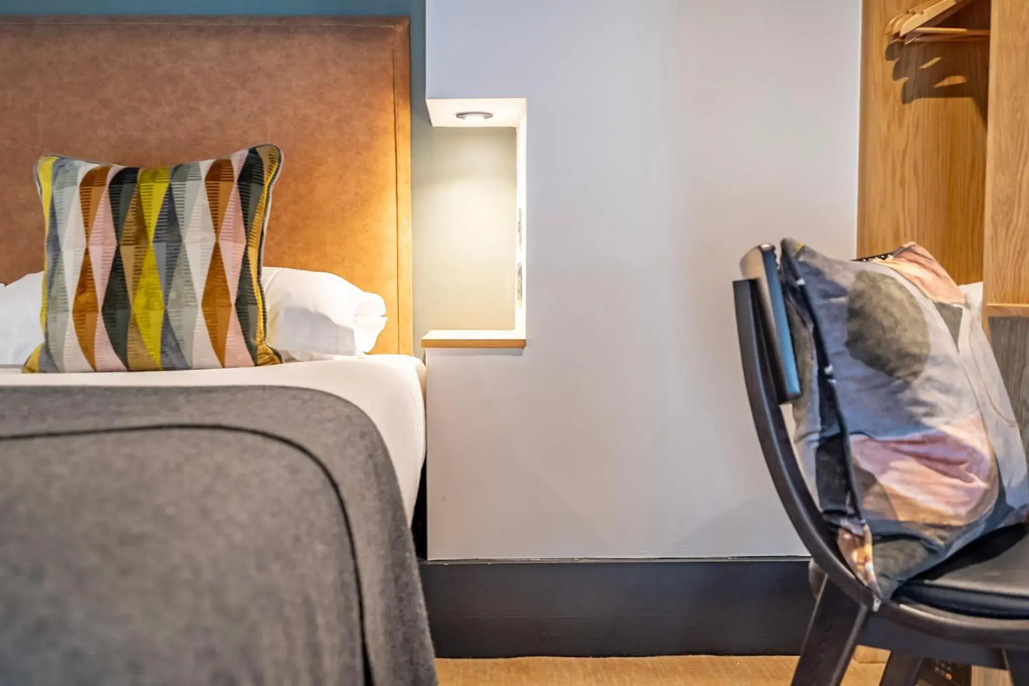 Bed in Crescent Place by Mansley Bed in Crescent Place by Mansley