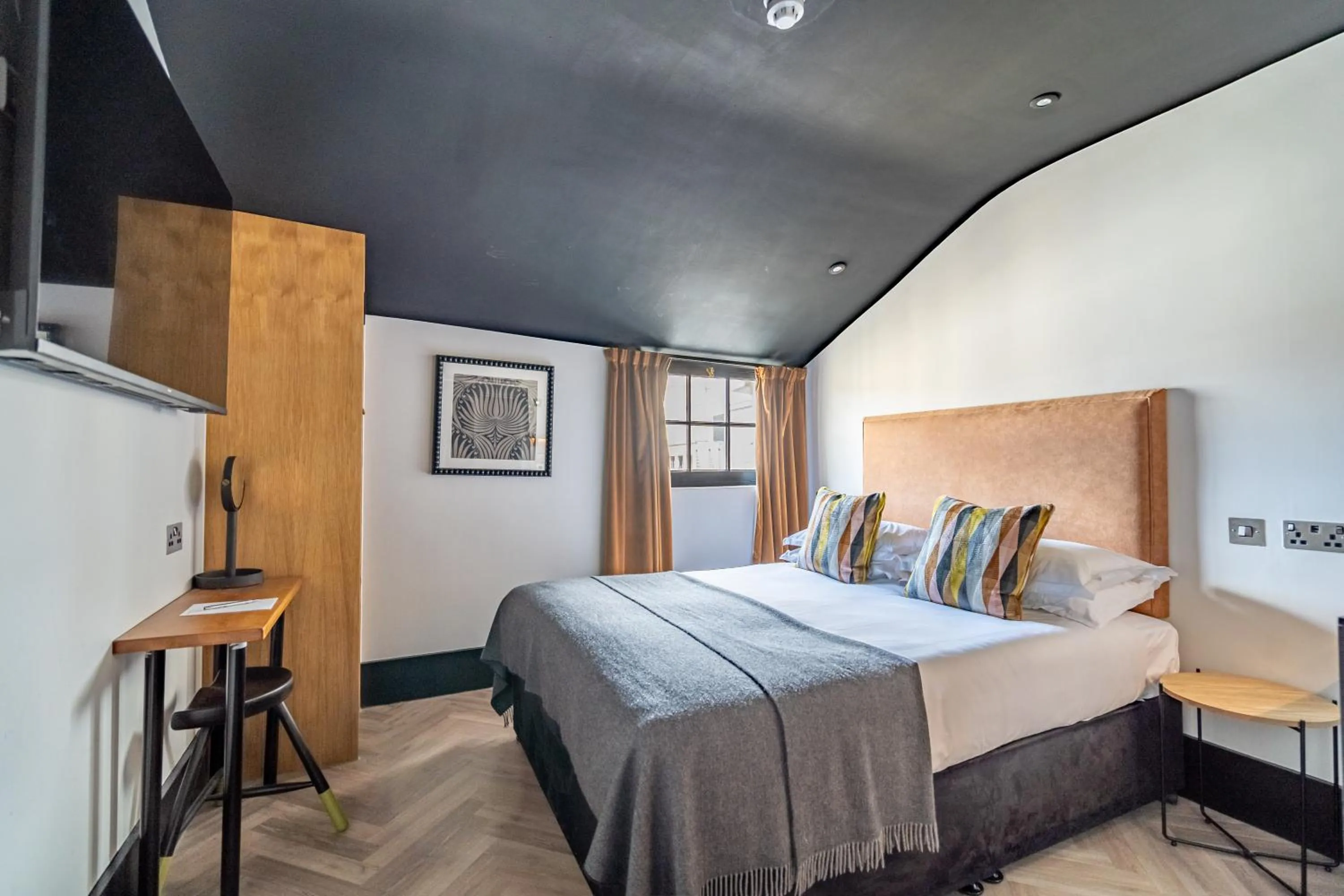 Bedroom, Bed in Crescent Place by Mansley