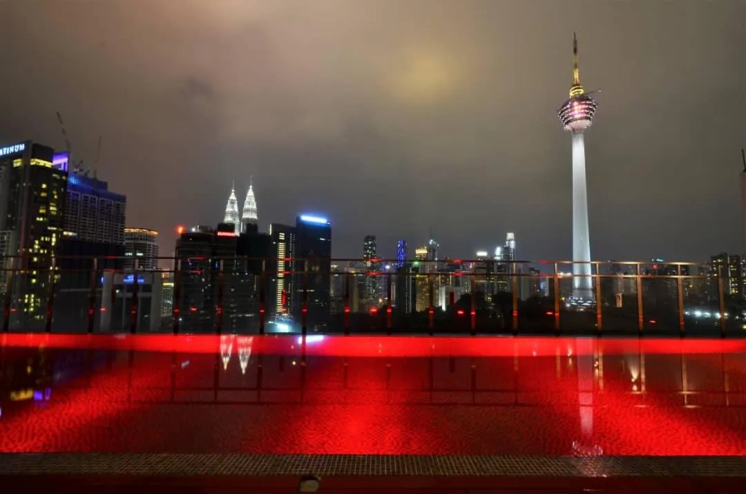 Night in Red M101 by Oak Tree