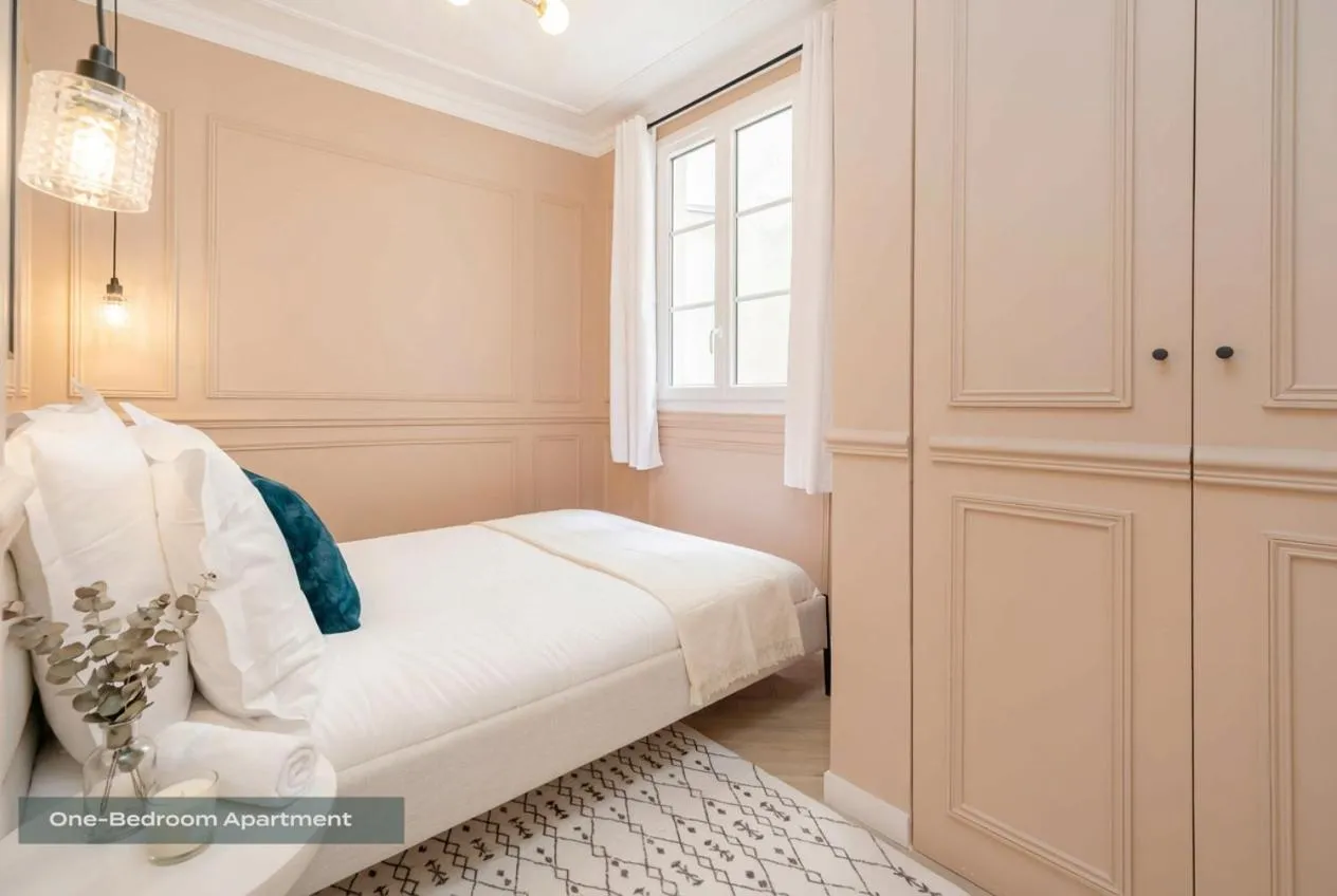 Bed in PoeticStay - Louvre