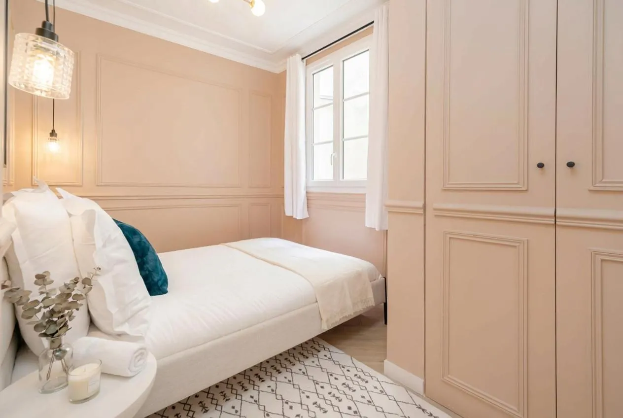 Bed in PoeticStay - Louvre