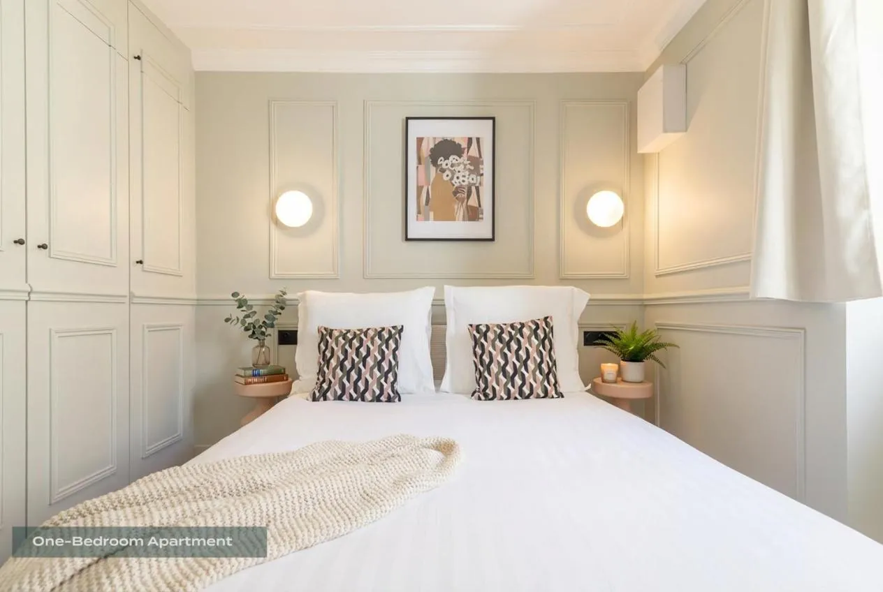 Bed in PoeticStay - Louvre