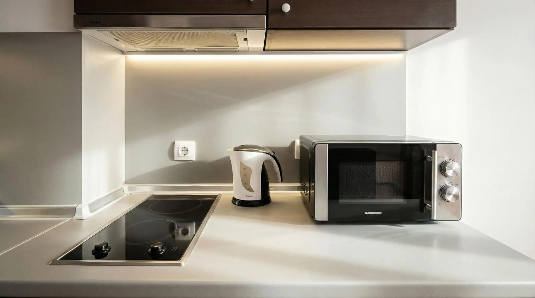 microwave in Mountain Paradise 2 - Quiet Cosy Studio - Balcony, Wifi