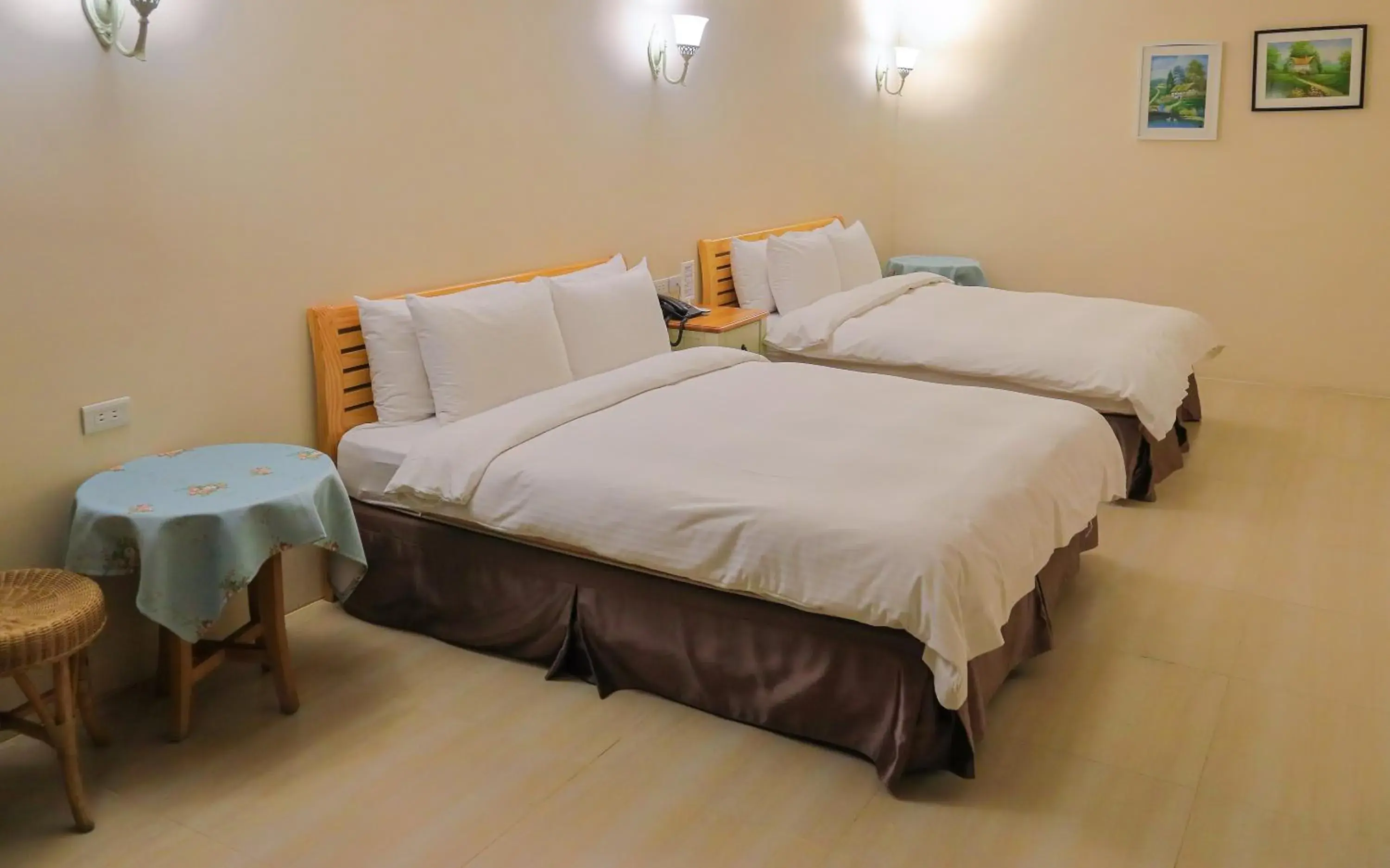 Standard Quadruple Room in Jing Guan Hotel Standard Quadruple Room in Jing Guan Hotel