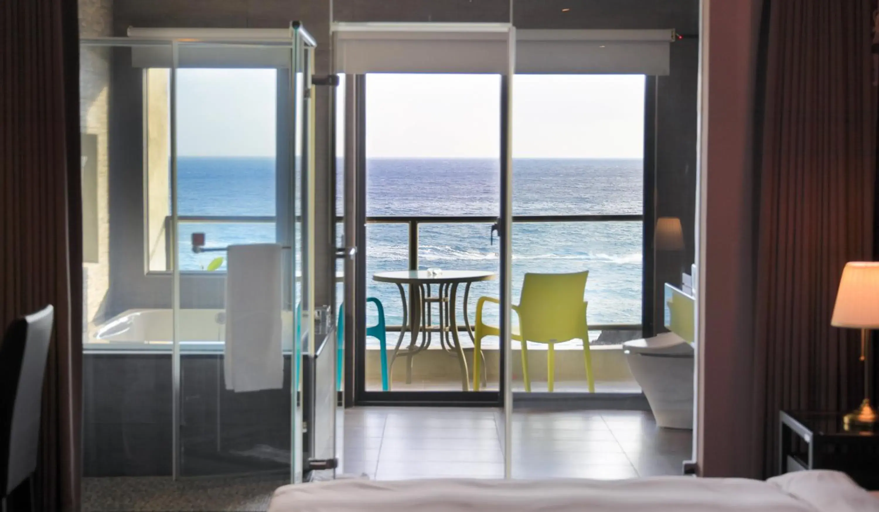 Balcony/Terrace, Bed in Jing Guan Hotel Balcony/Terrace, Bed in Jing Guan Hotel