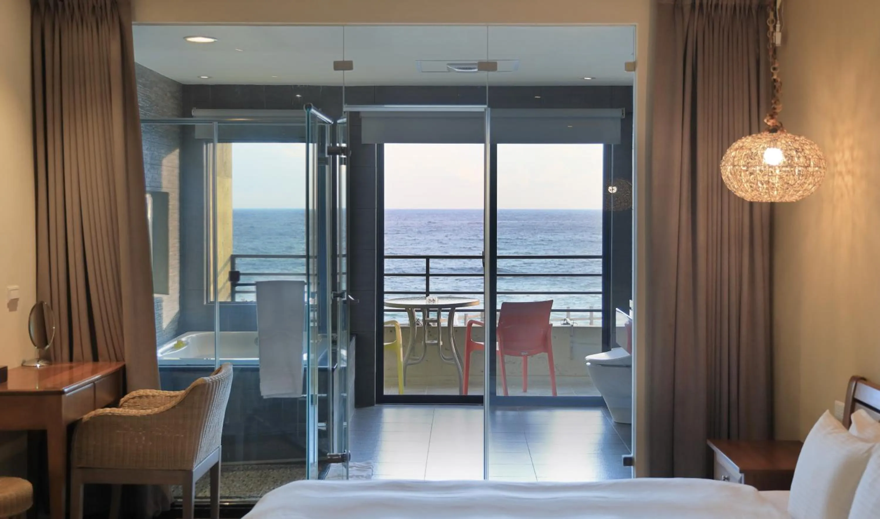 Balcony/Terrace, Bed in Jing Guan Hotel