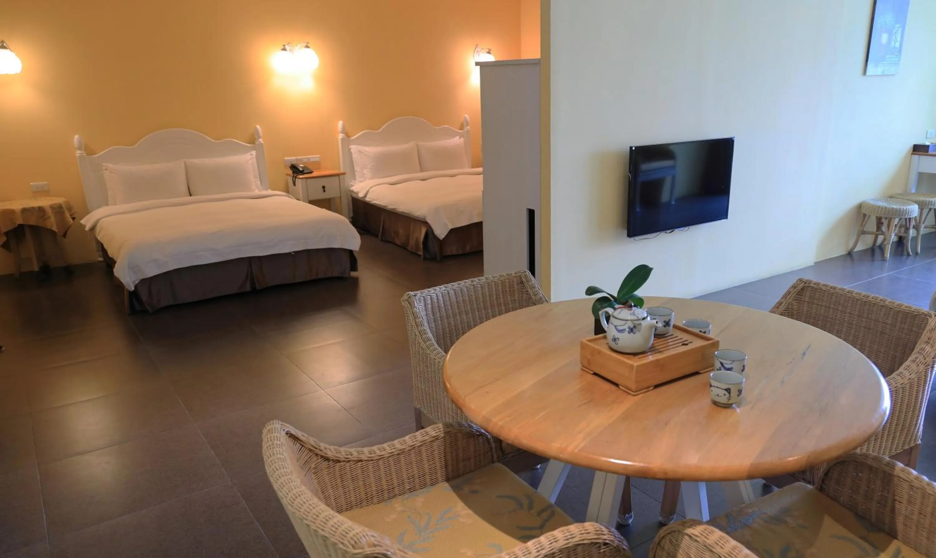 Photo of the whole room, Bed in Jing Guan Hotel