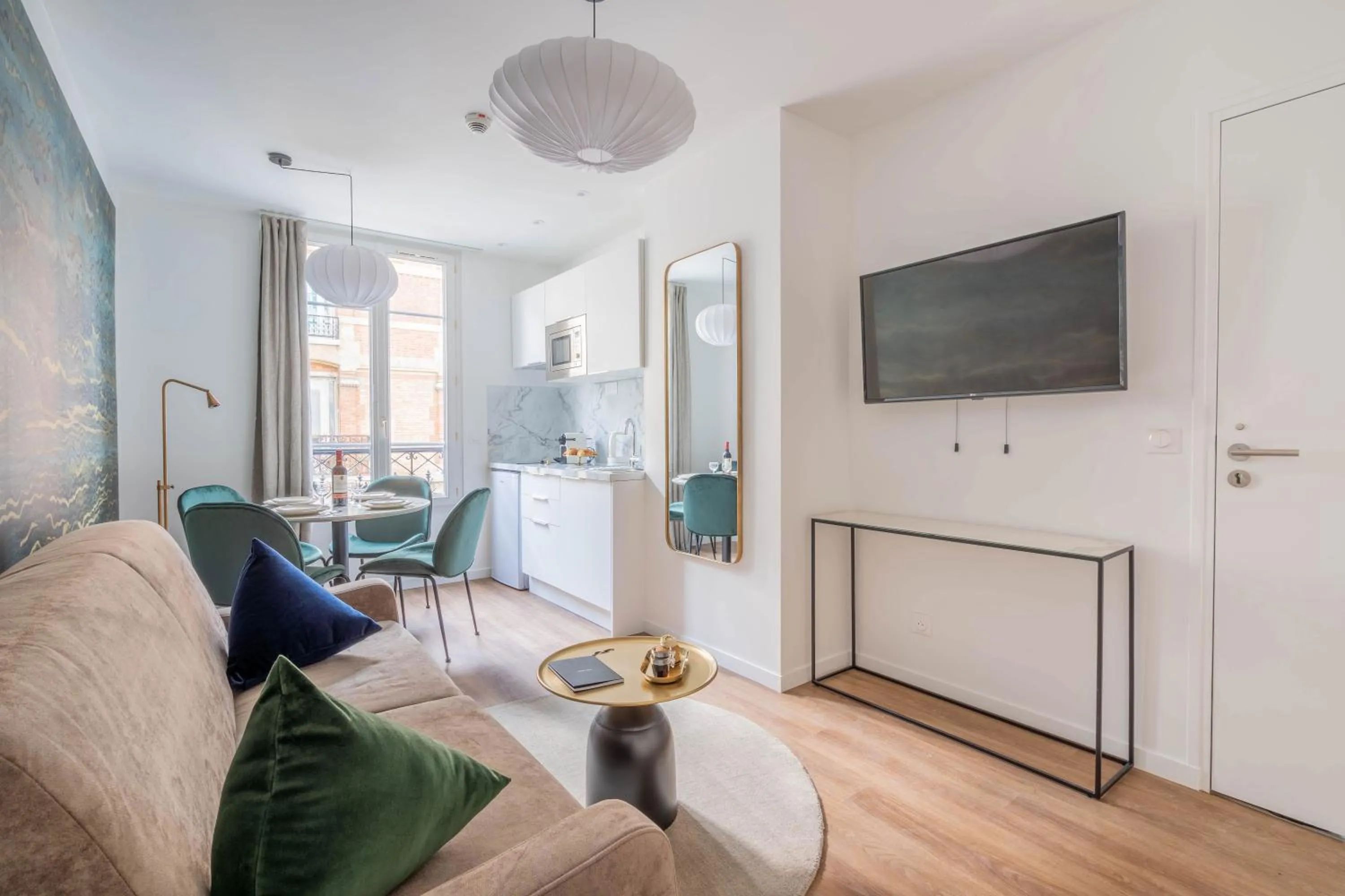 Communal lounge/ TV room, Bed in Résidence Le Belleville