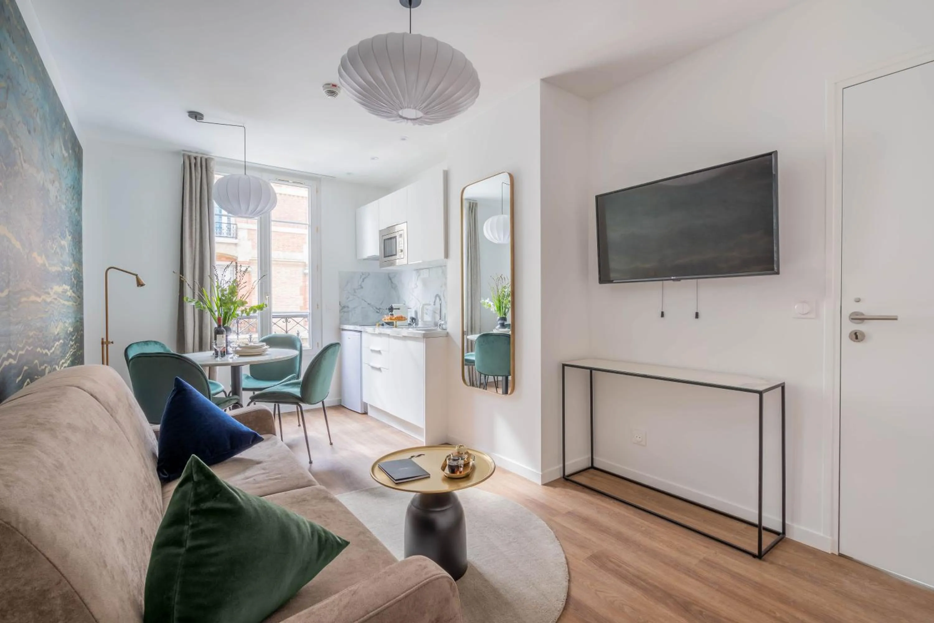 Communal lounge/ TV room in Résidence Le Belleville