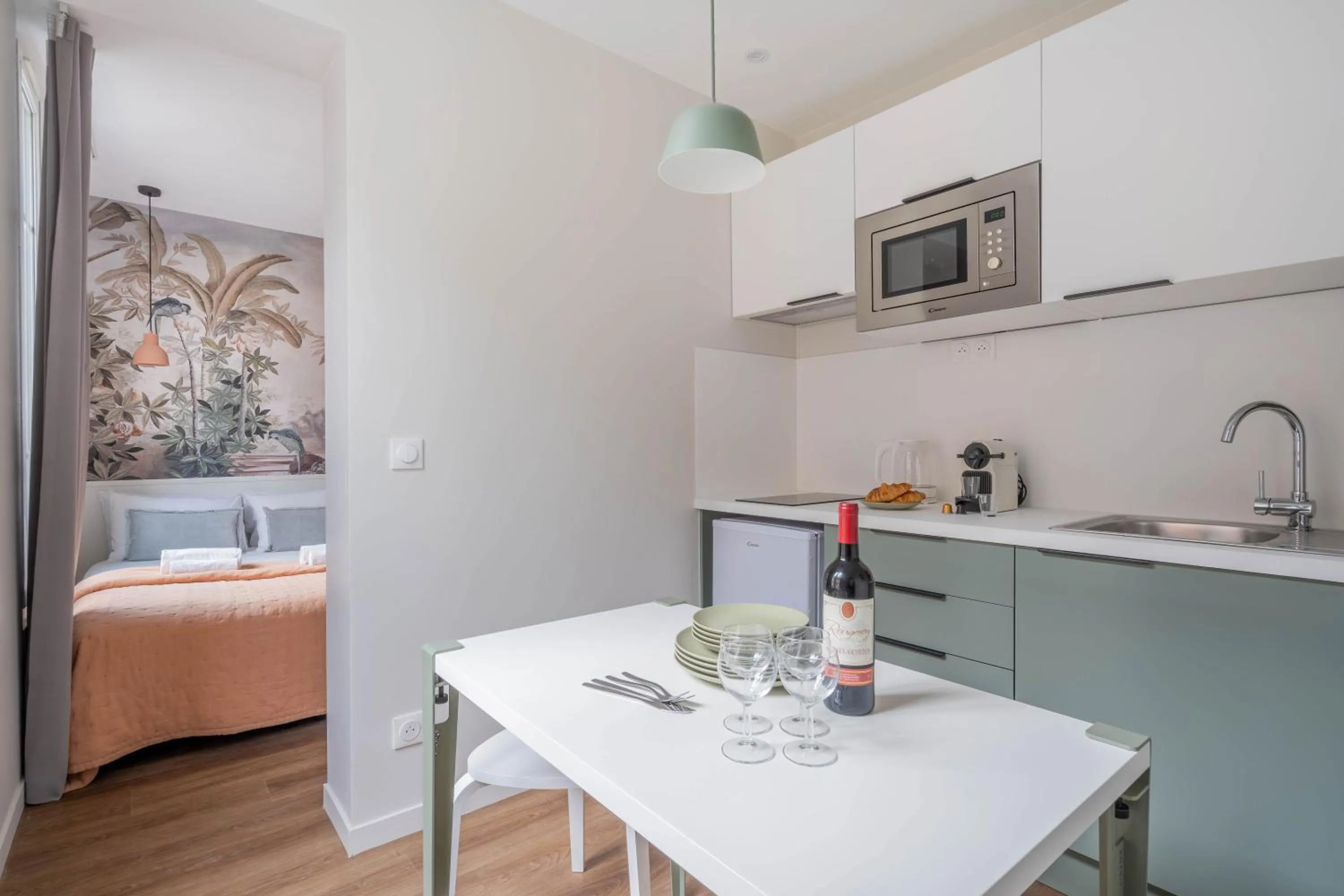 stove, Bed in Résidence Le Belleville