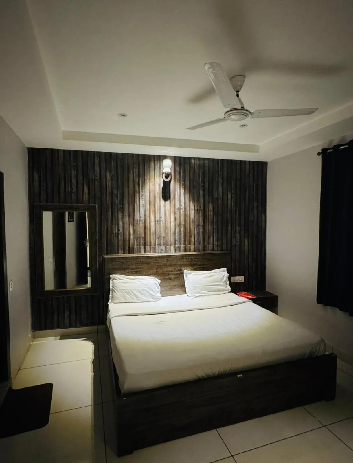 Bedroom in Hotel Pearl inn