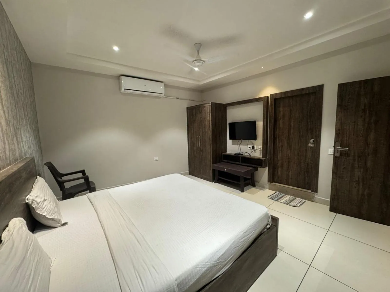 room service in Hotel Pearl inn