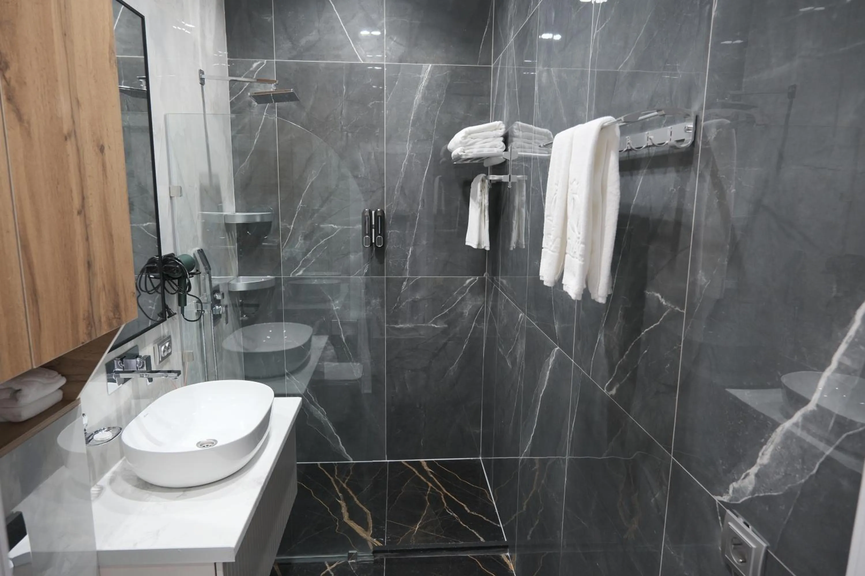 Shower in Qaragat