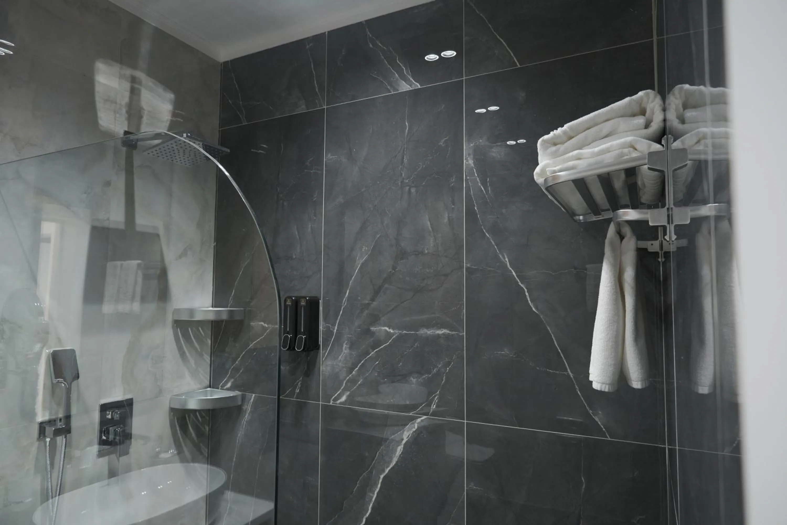 Shower in Qaragat