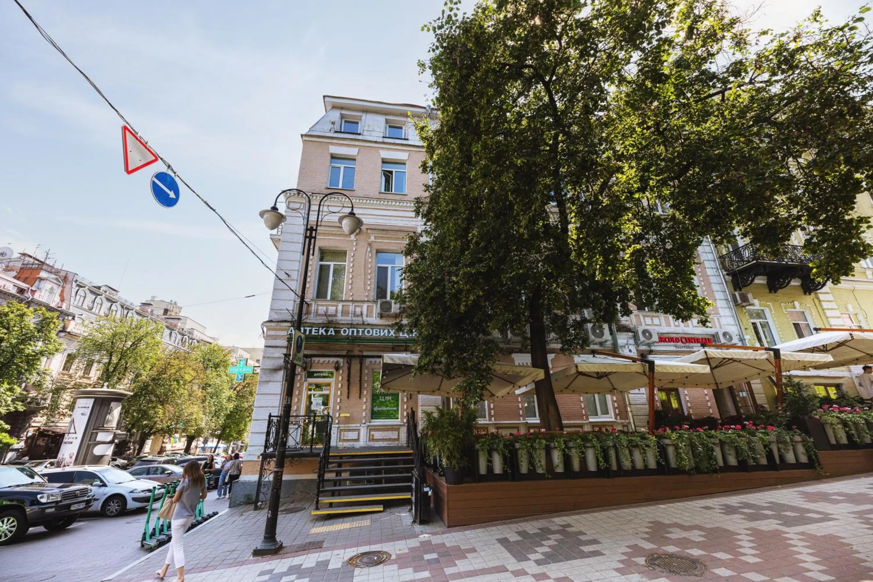 Property building in Guest house "Golden Gate 911 "