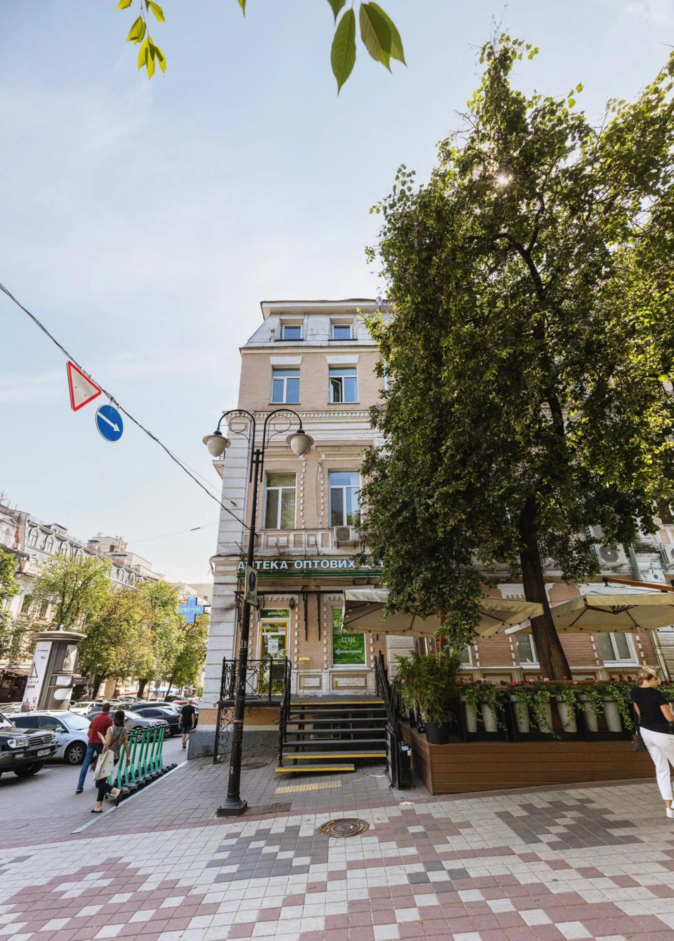 Property building in Guest house "Golden Gate 911 "