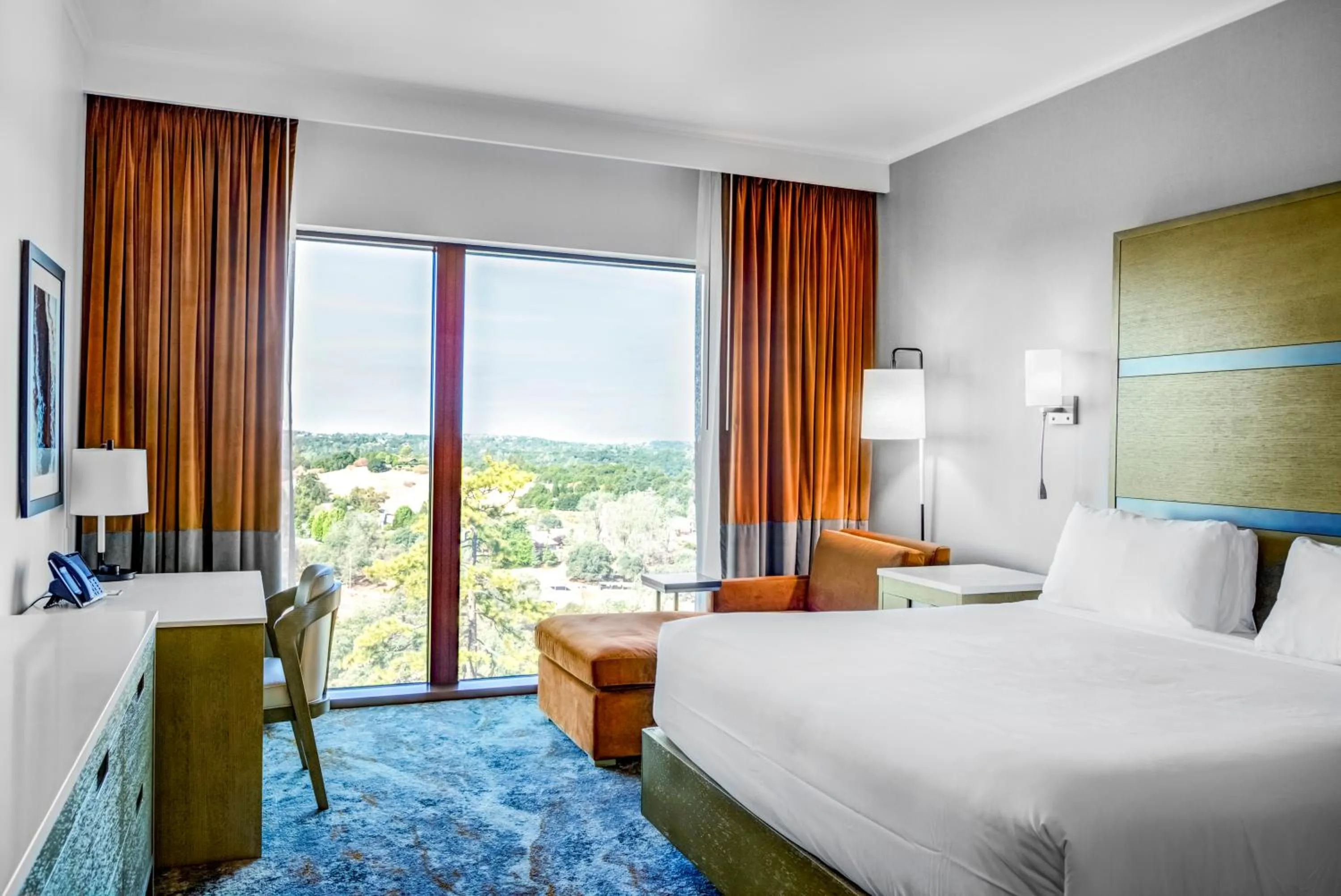 Bedroom, Bed in Red Hawk Resort & Casino