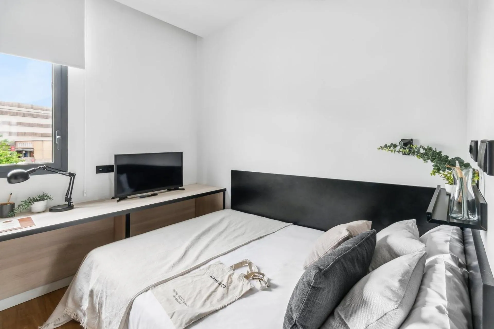 Photo of the whole room, Bed in Home and CoLiving Pamplona