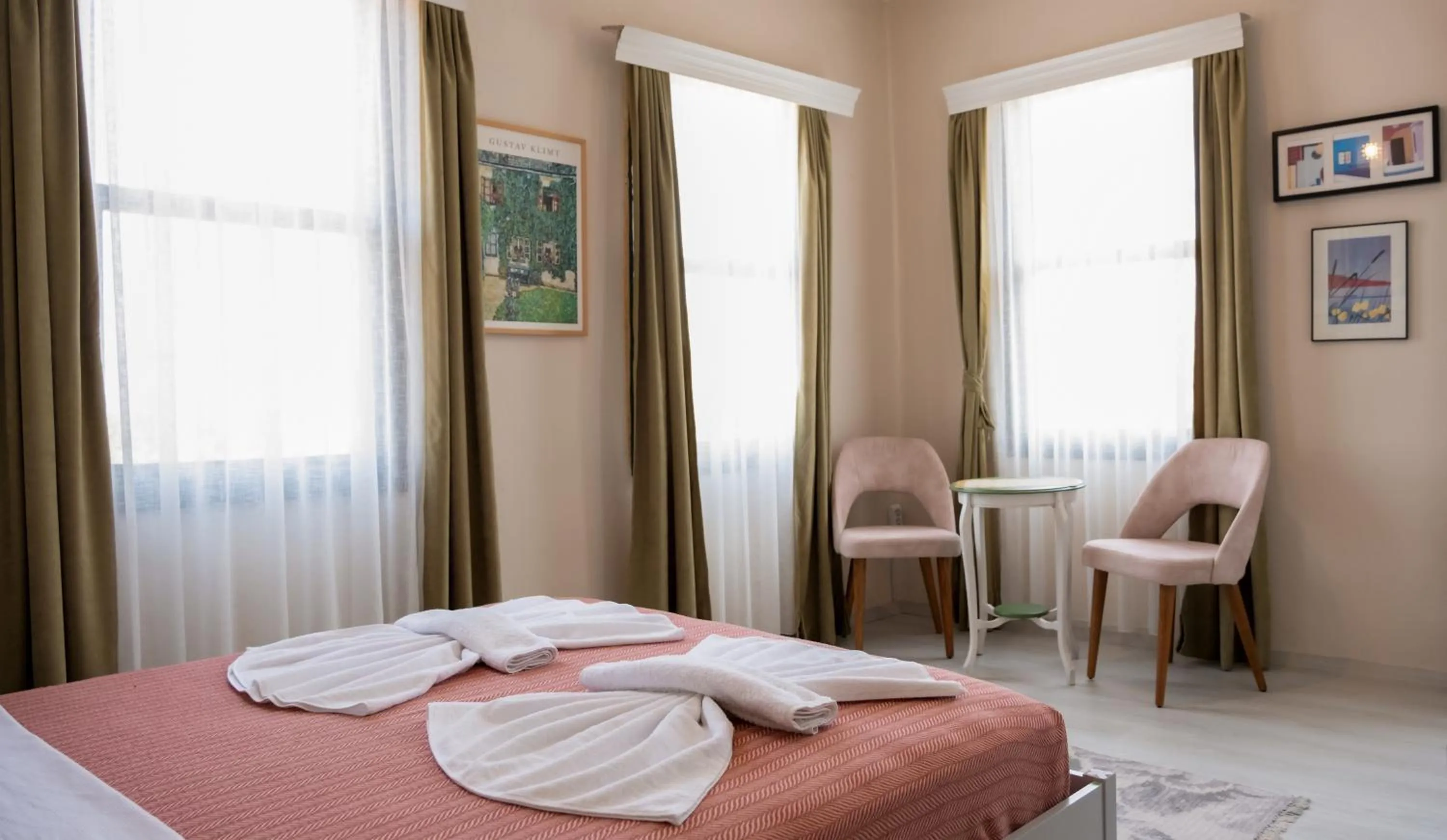 Bed in Garden Palace Boutique Hotel