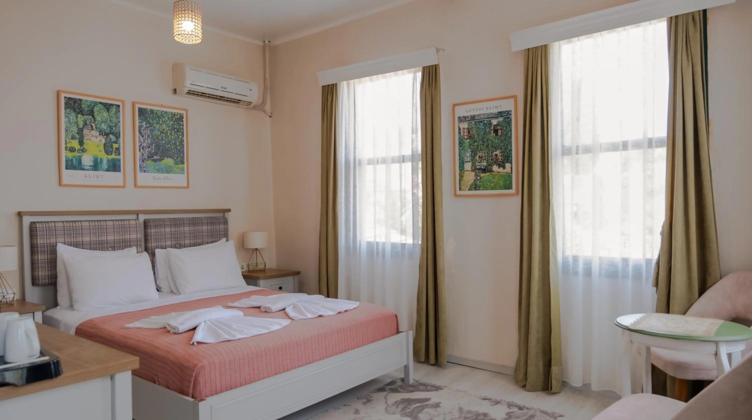 Bed in Garden Palace Boutique Hotel