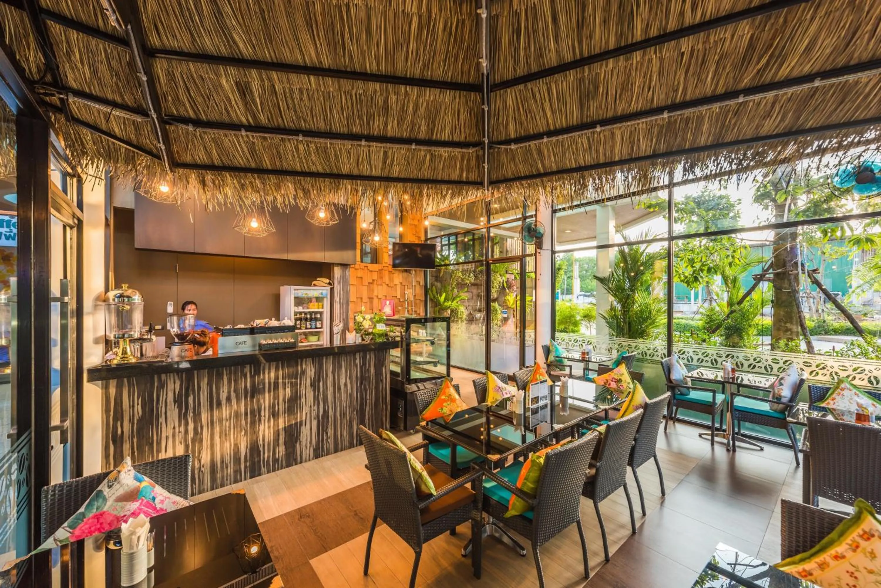 Food and drinks in Chalong Miracle Lakeview