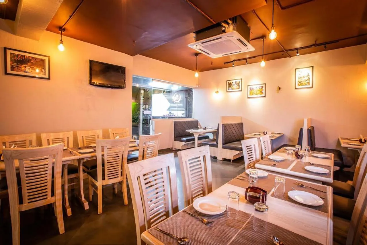 Restaurant/places to eat in Coastal Pearl Hotel Margao Railway Station