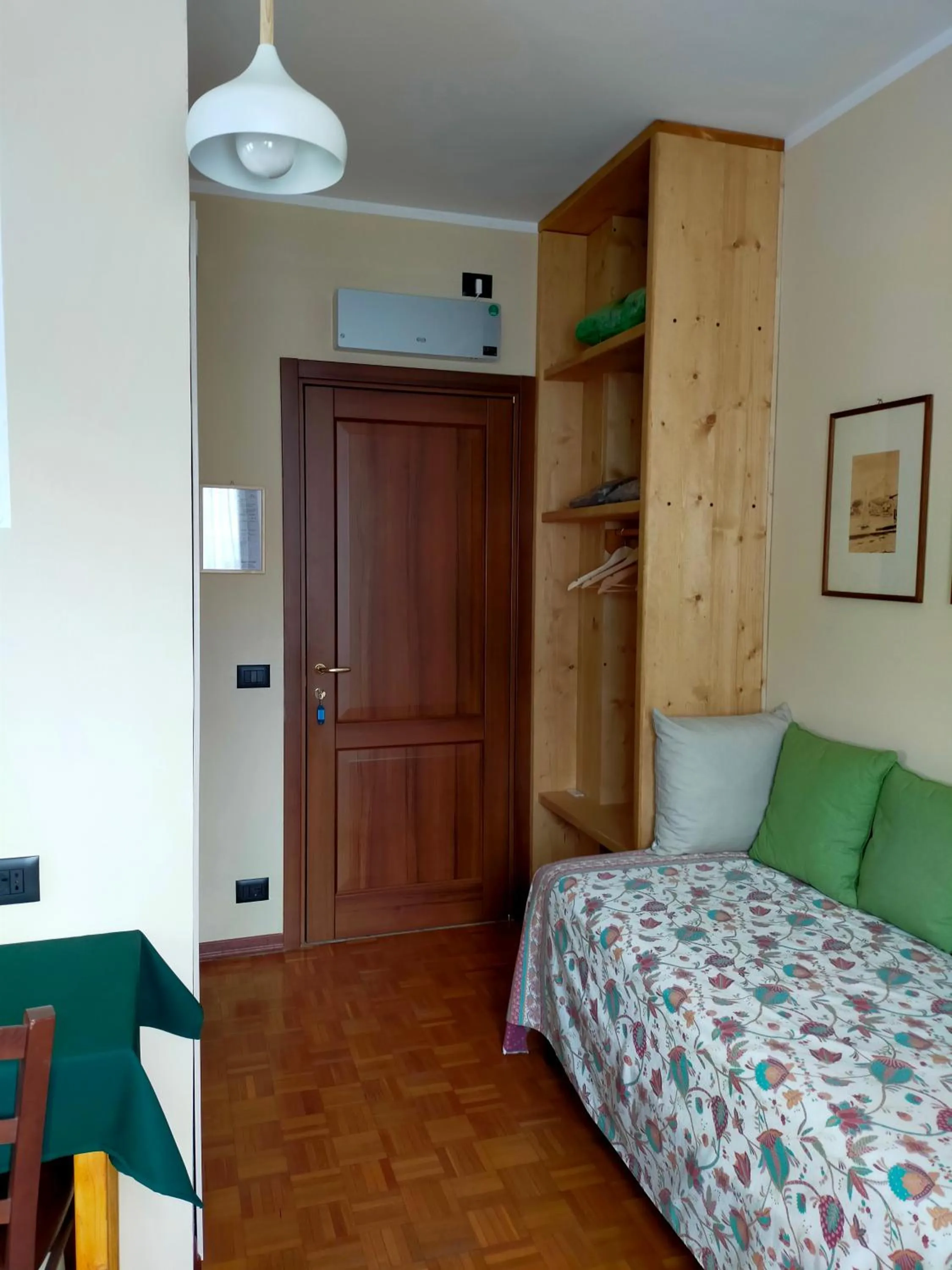 wardrobe, Bed in La Via del Sole