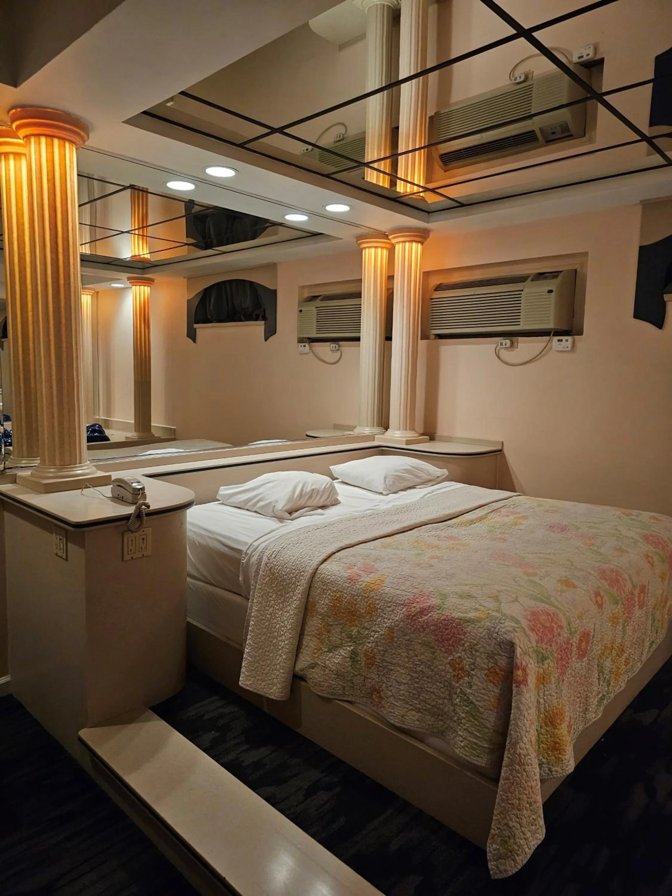 Bed in Loop Inn Motel