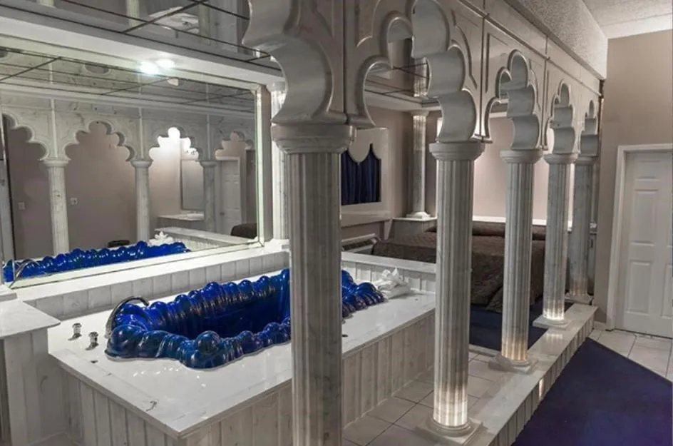 Bath in Loop Inn Motel