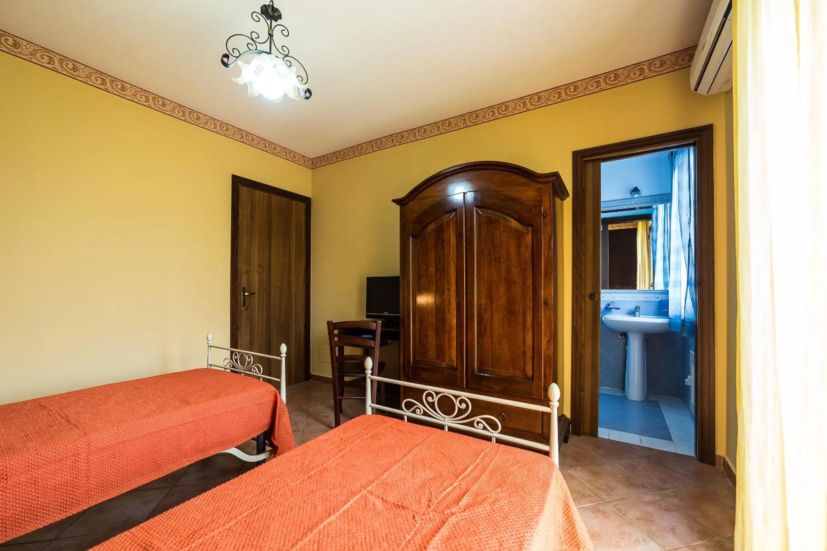 Double or Twin Room with Bathroom in Bed And Breakfast Marina d'Aspra Double or Twin Room with Bathroom in Bed And Breakfast Marina d'Aspra