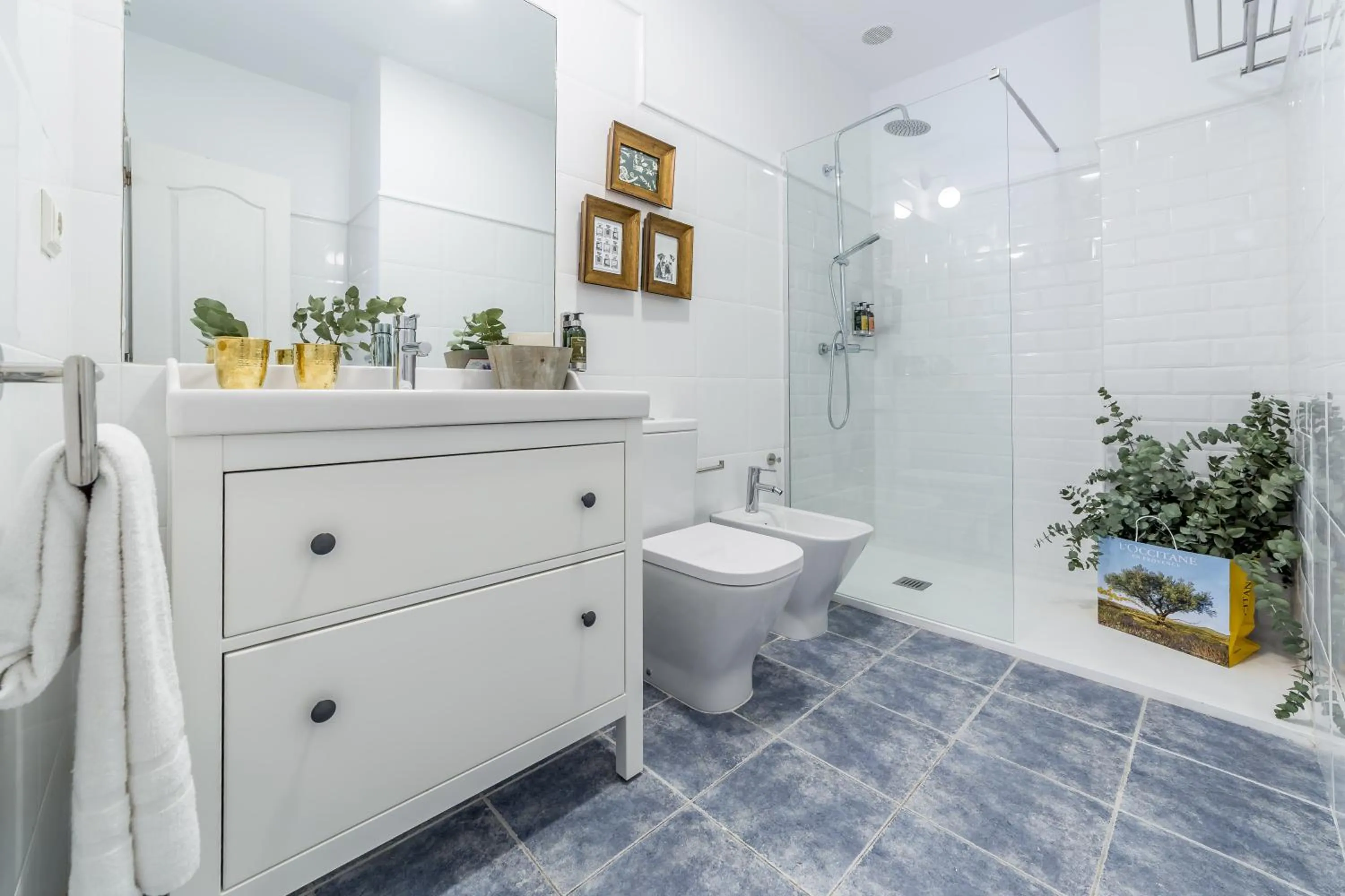 Bathroom in Palacio de Rojas by Moontels