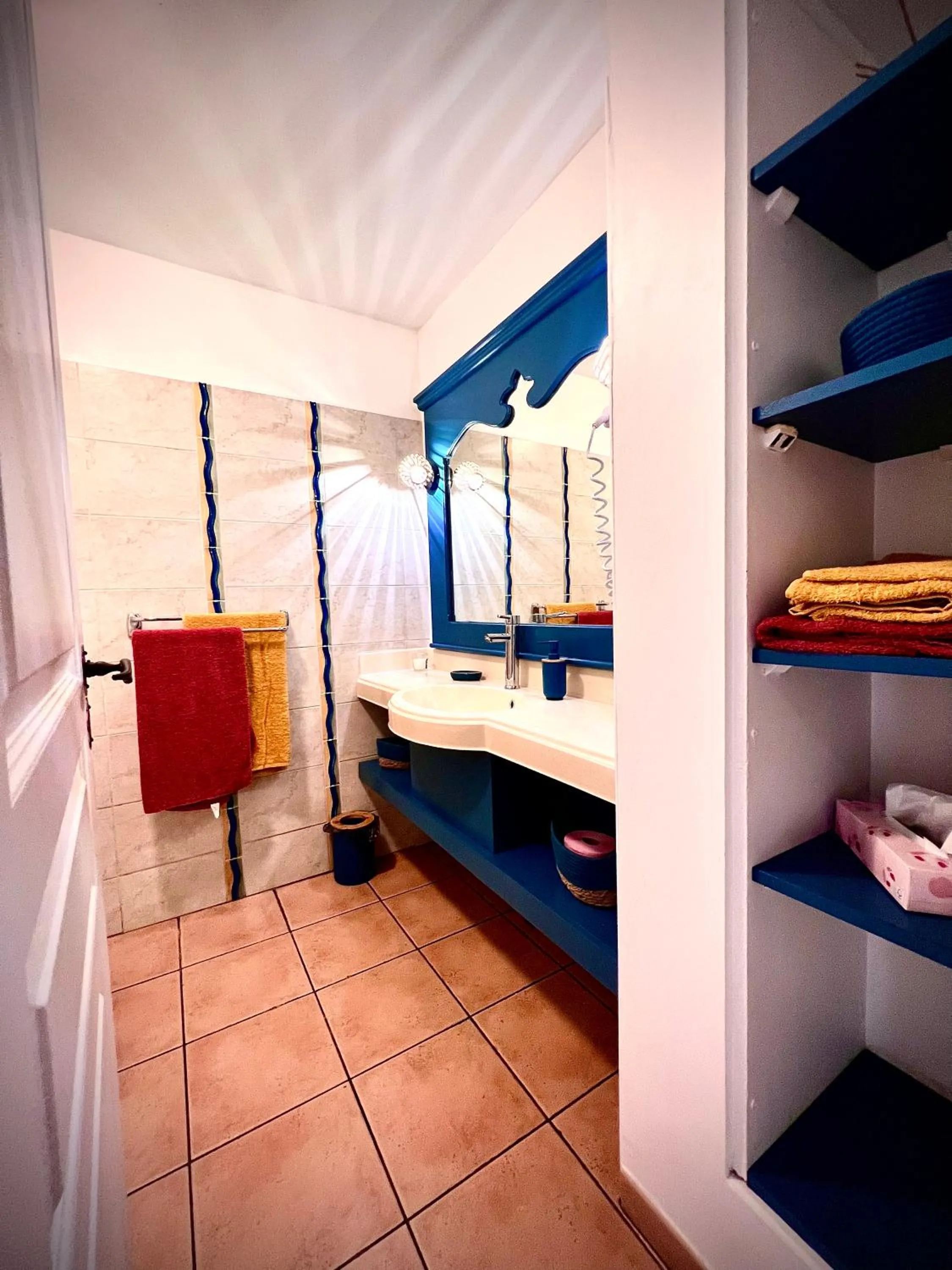 Bathroom, Bed in cœur d hibiscus P&V