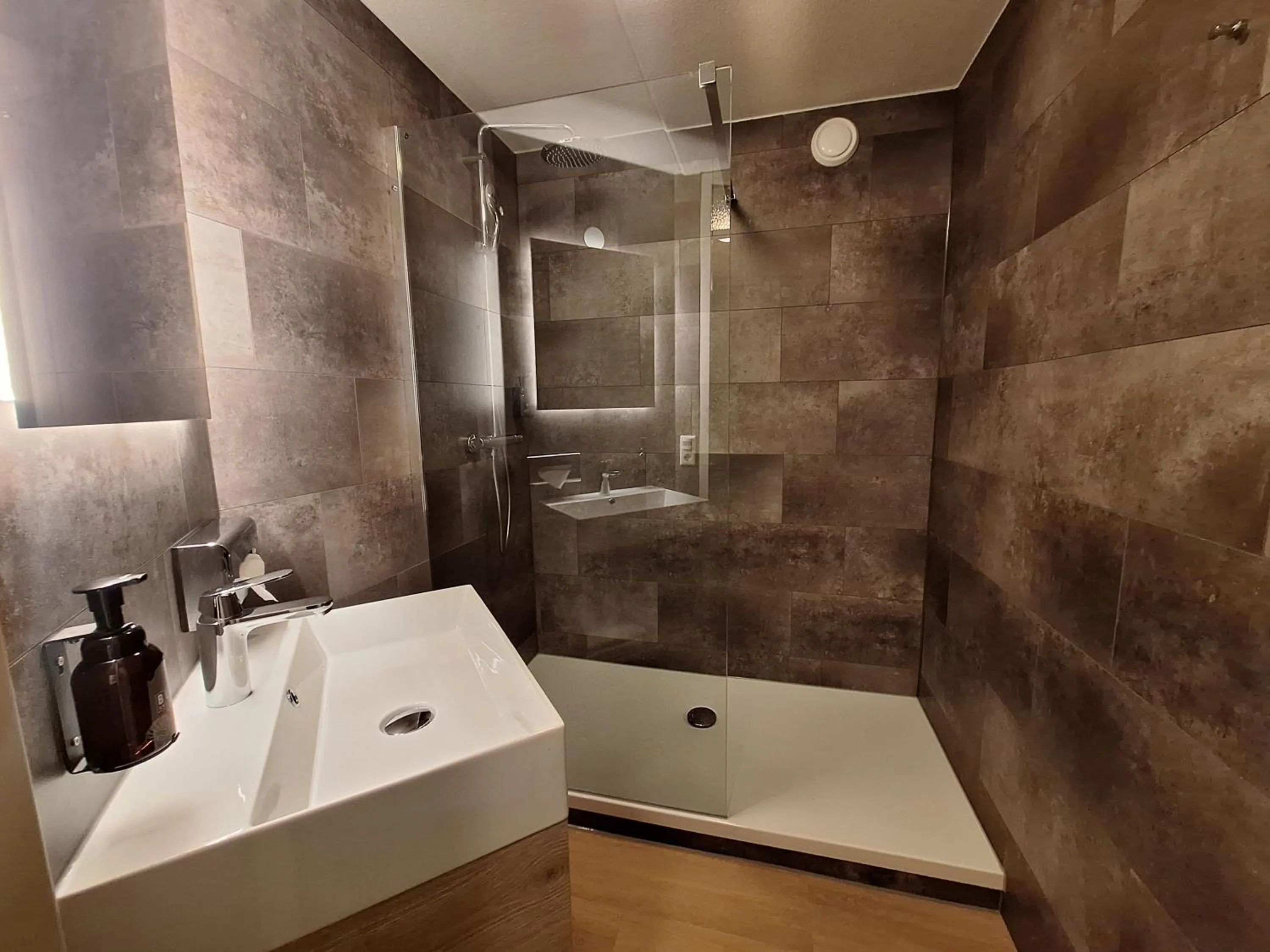 Bathroom in Fletcher Hotel-Restaurant Noordsee-Ameland