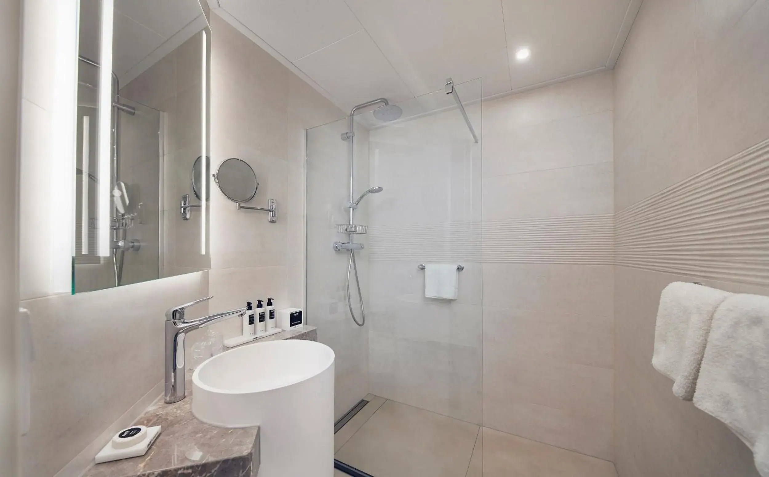 Shower in Fletcher Hotel-Restaurant Noordsee-Ameland Shower in Fletcher Hotel-Restaurant Noordsee-Ameland