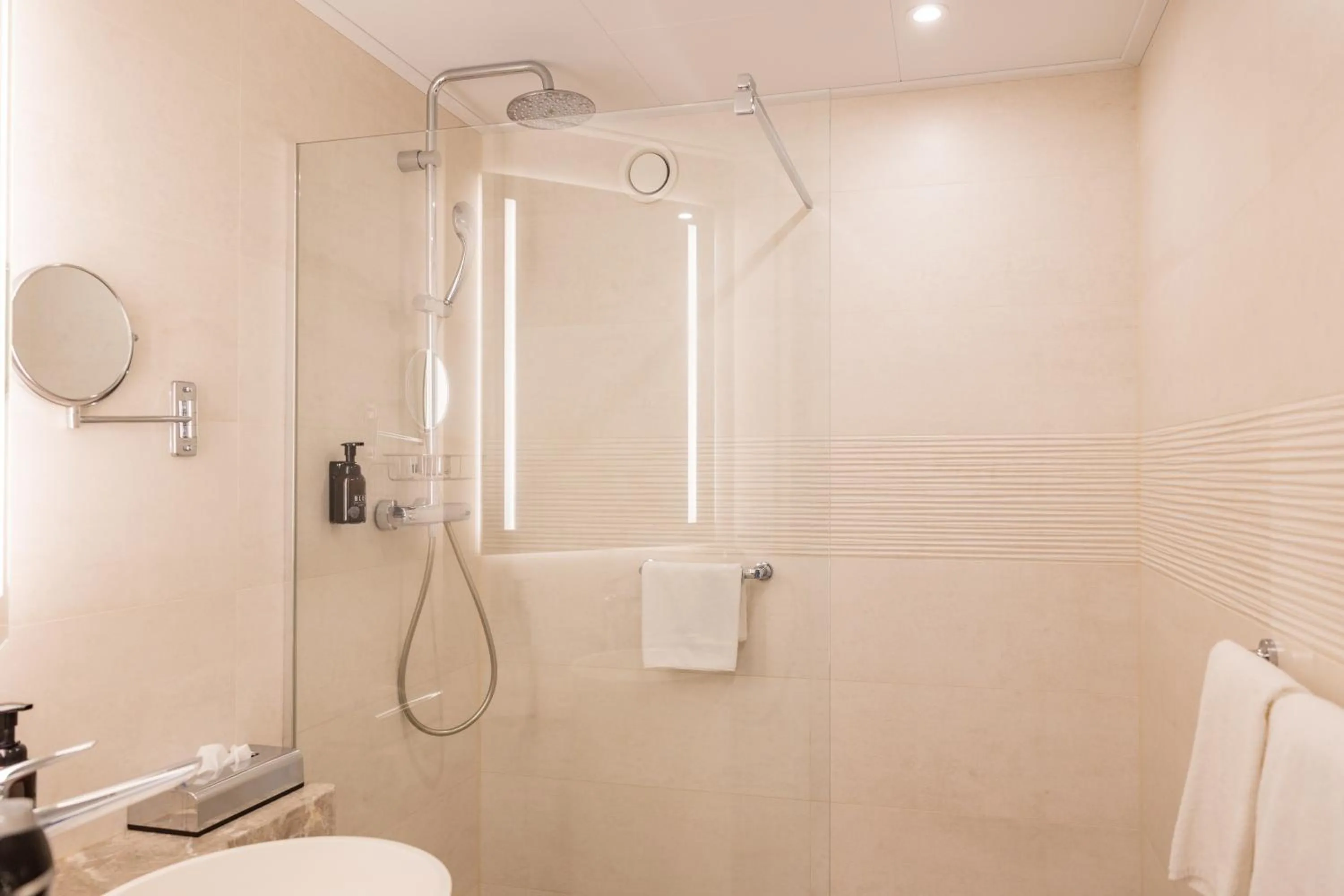 Bathroom in Fletcher Hotel-Restaurant Noordsee-Ameland