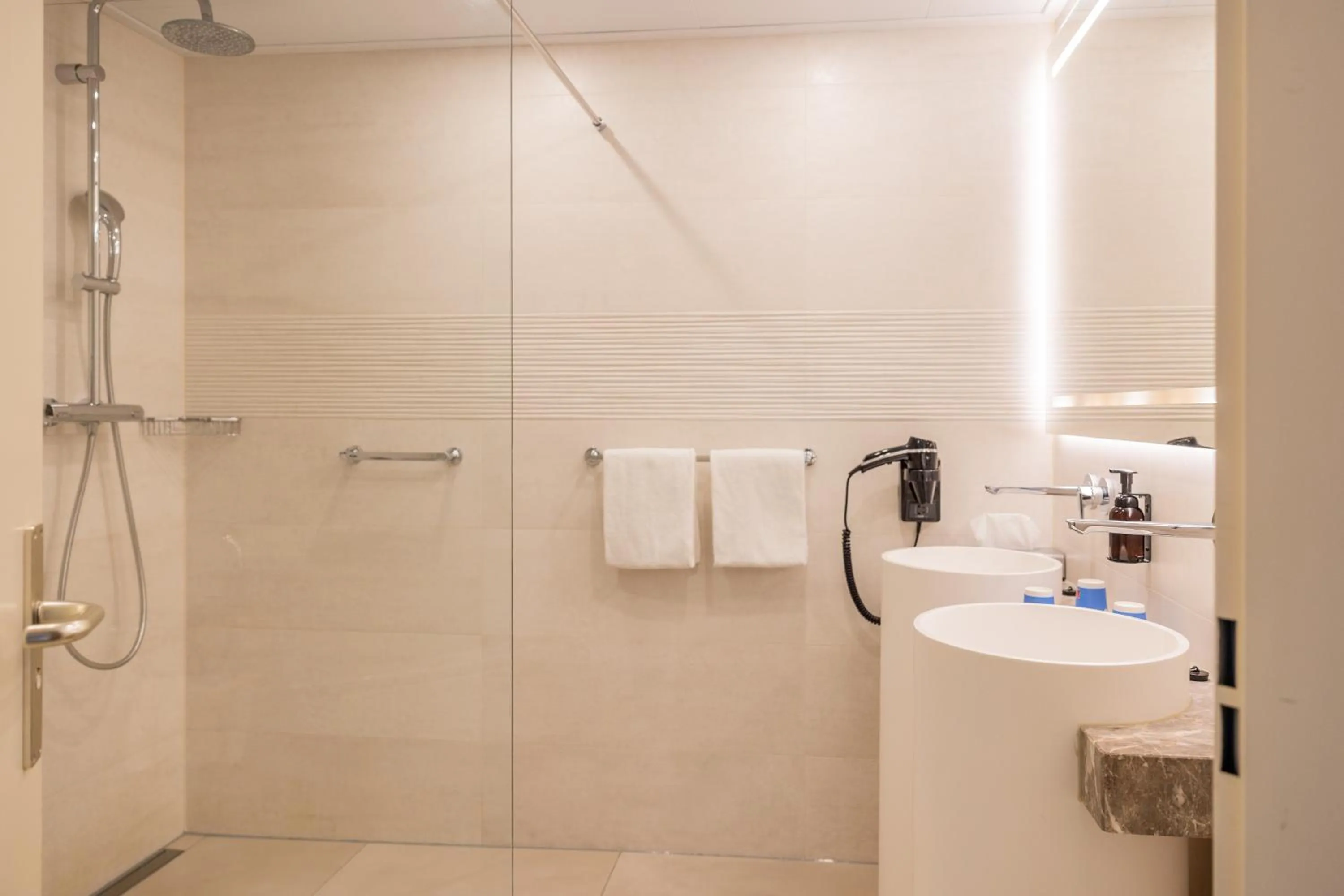 Bathroom in Fletcher Hotel-Restaurant Noordsee-Ameland