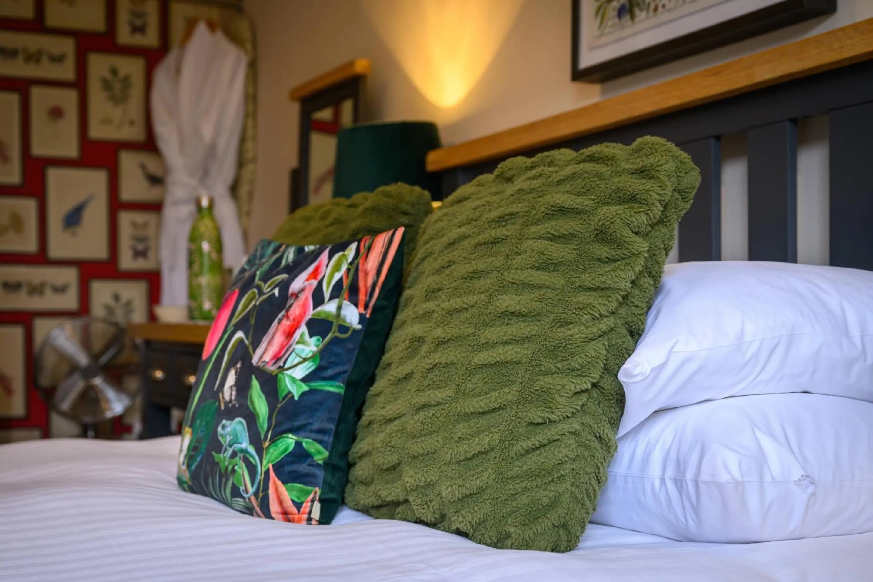 Bedroom, Bed in Darwin's Townhouse