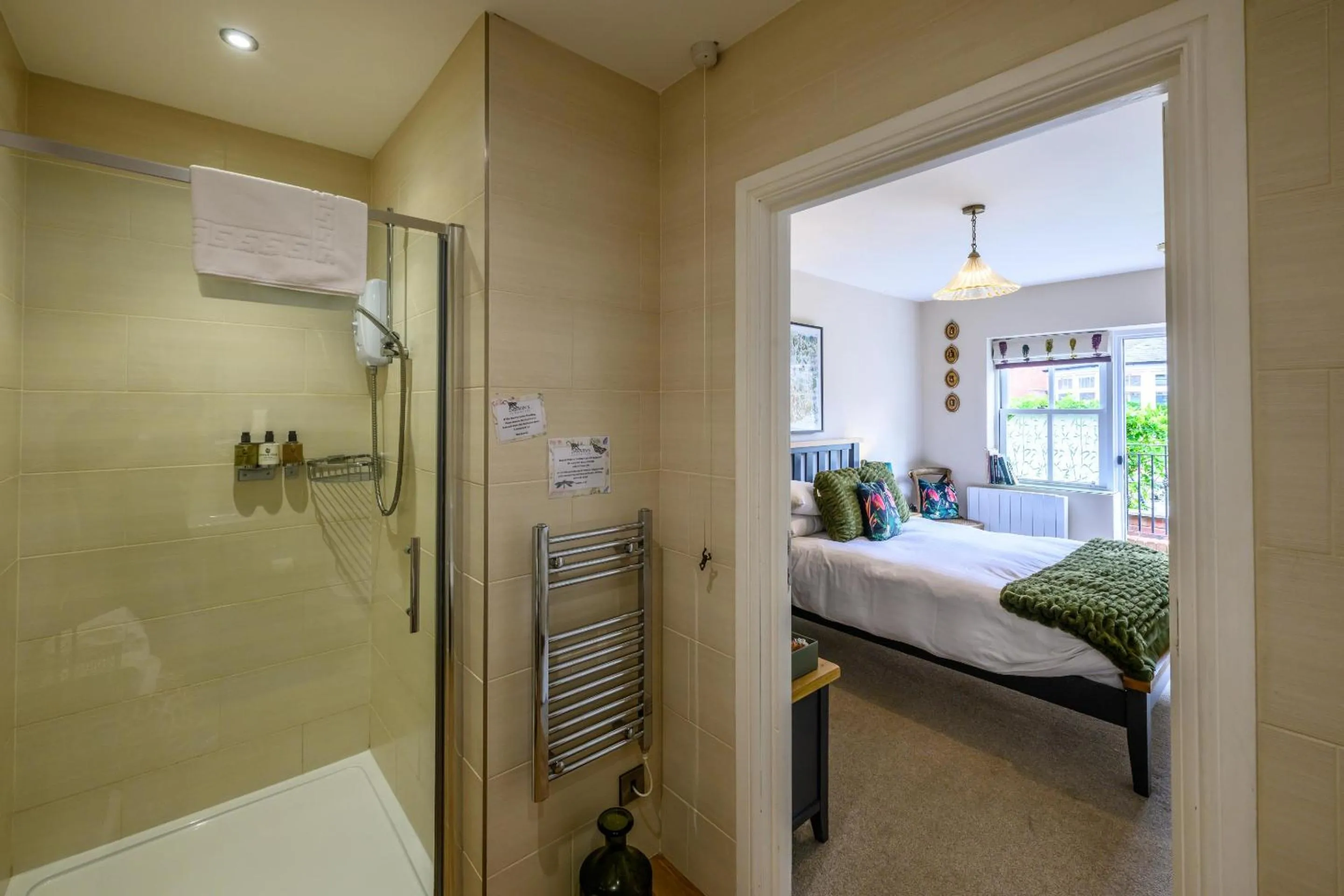 Bathroom, Bed in Darwin's Townhouse