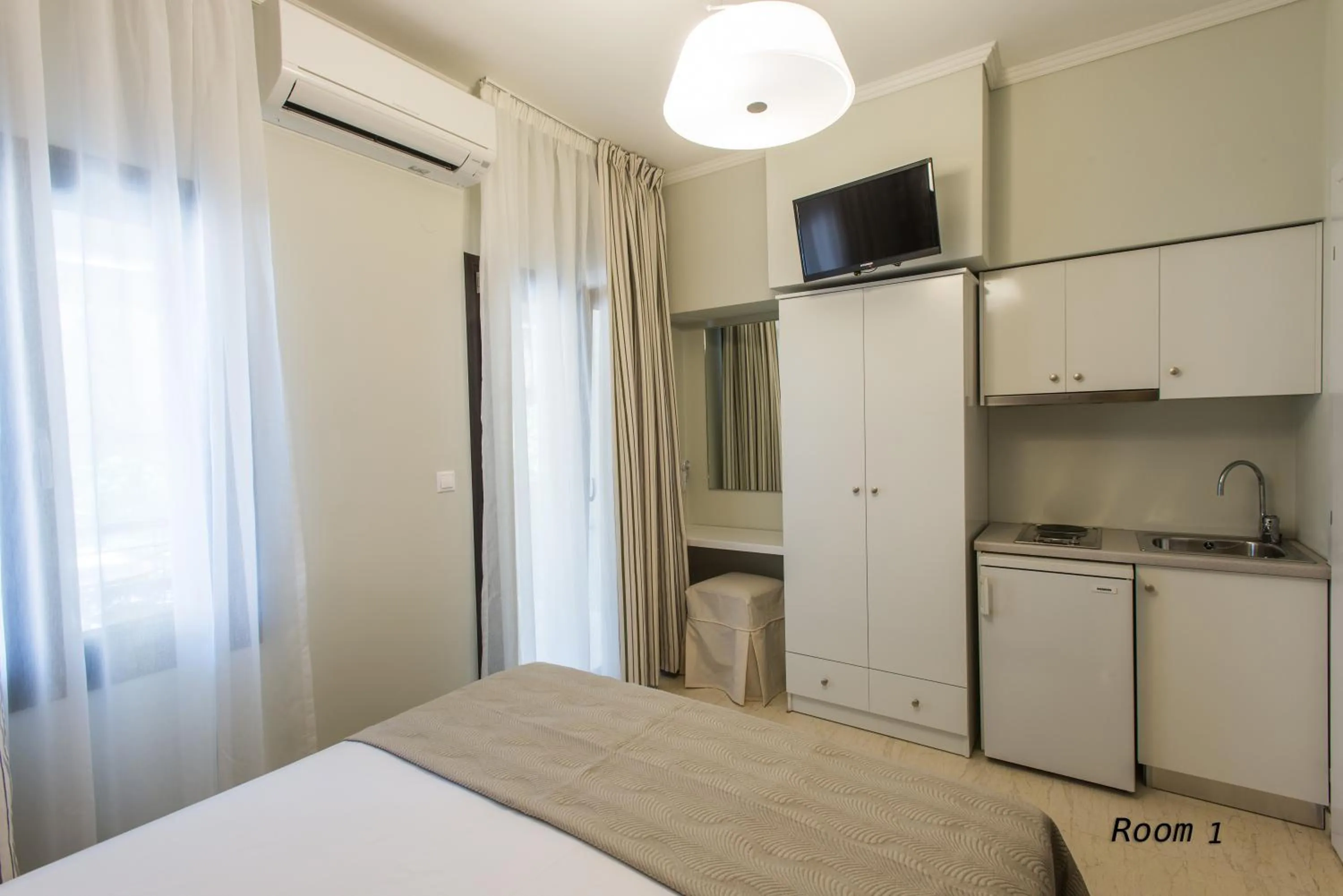 Kitchen or kitchenette, Bed in Hotel Oriana - Adults Only