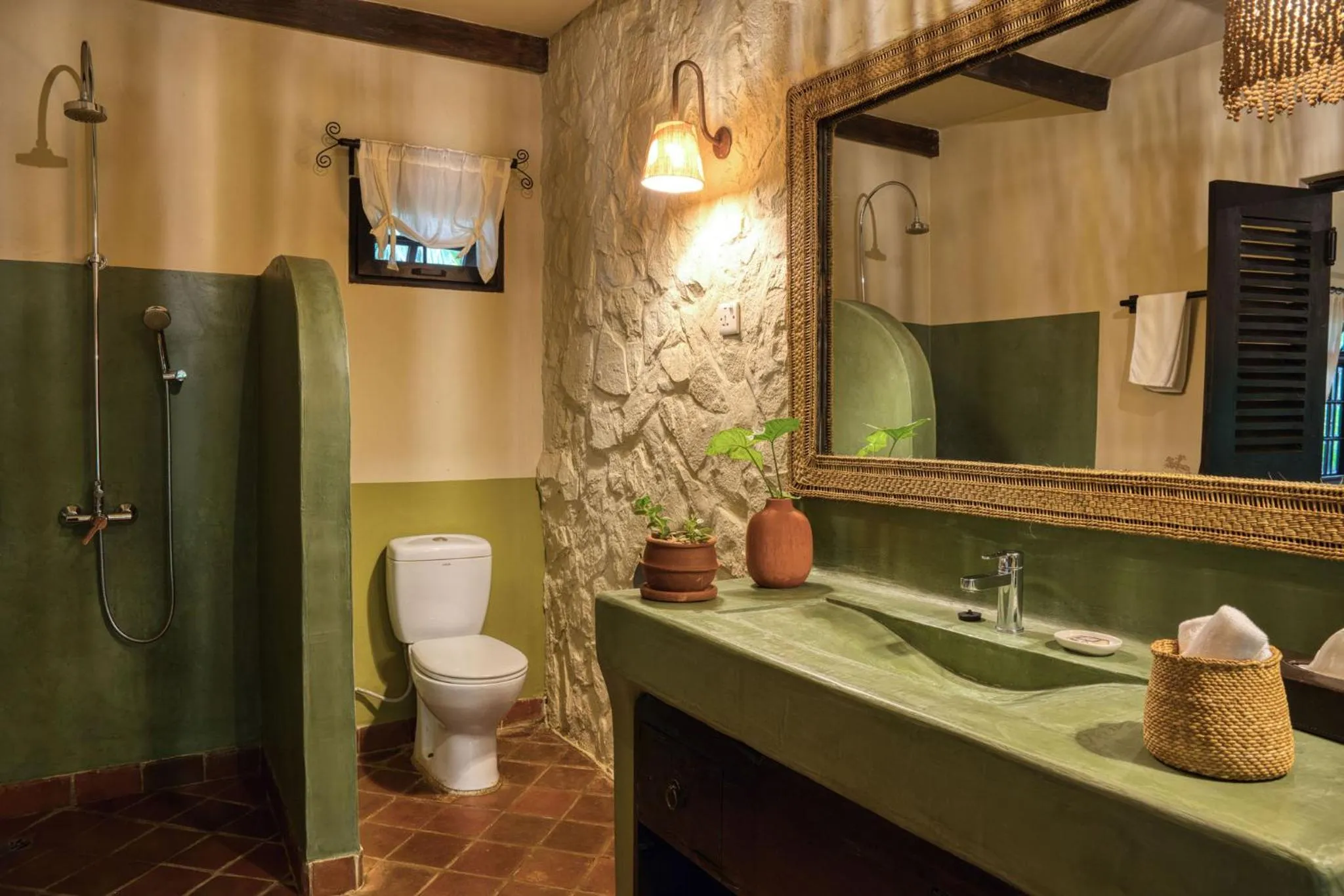 Shower in Rivertrees Country Inn