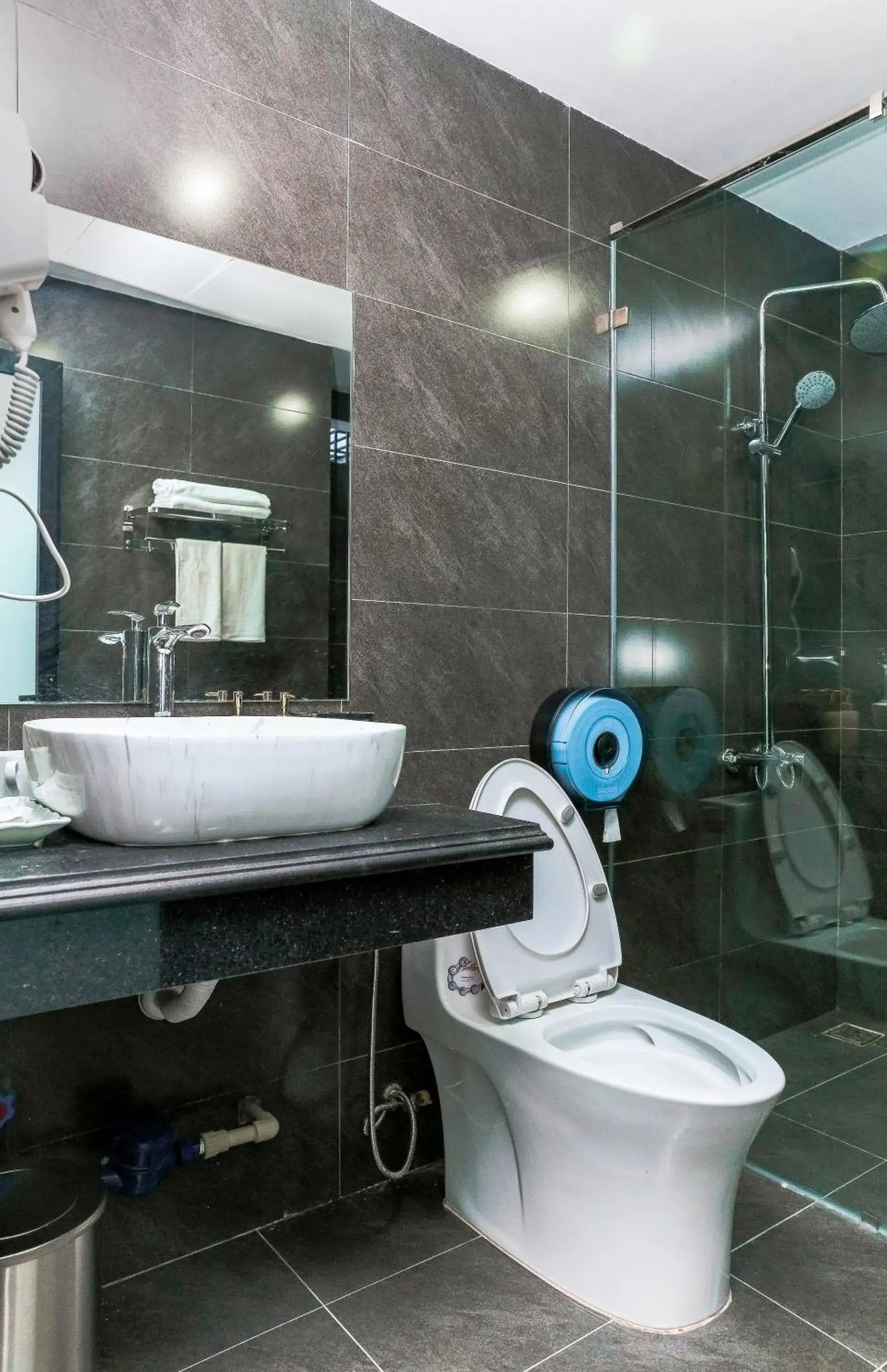 Toilet in Yên Phong Hotel Toilet in Yên Phong Hotel