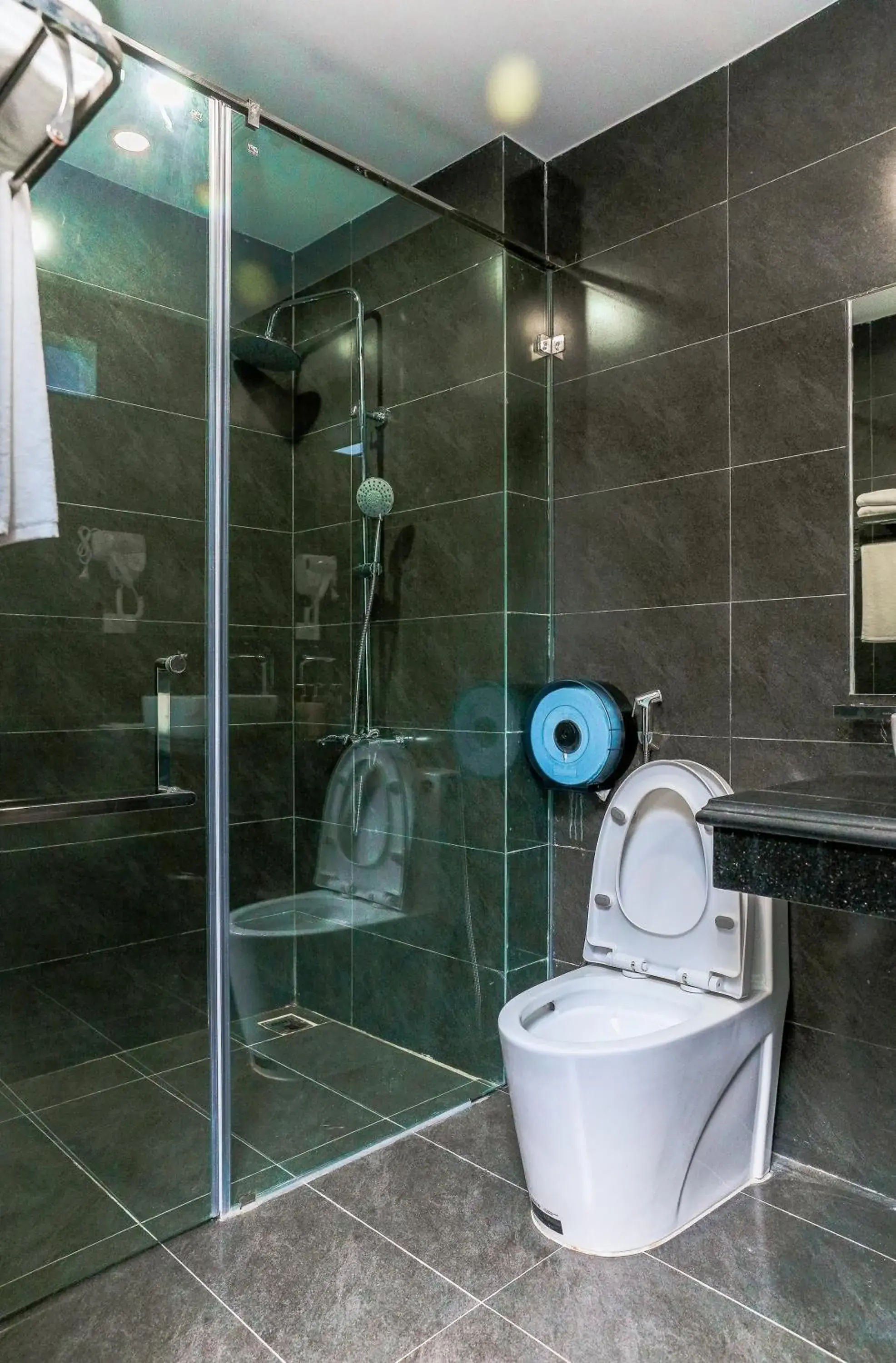 Toilet in Yên Phong Hotel Toilet in Yên Phong Hotel