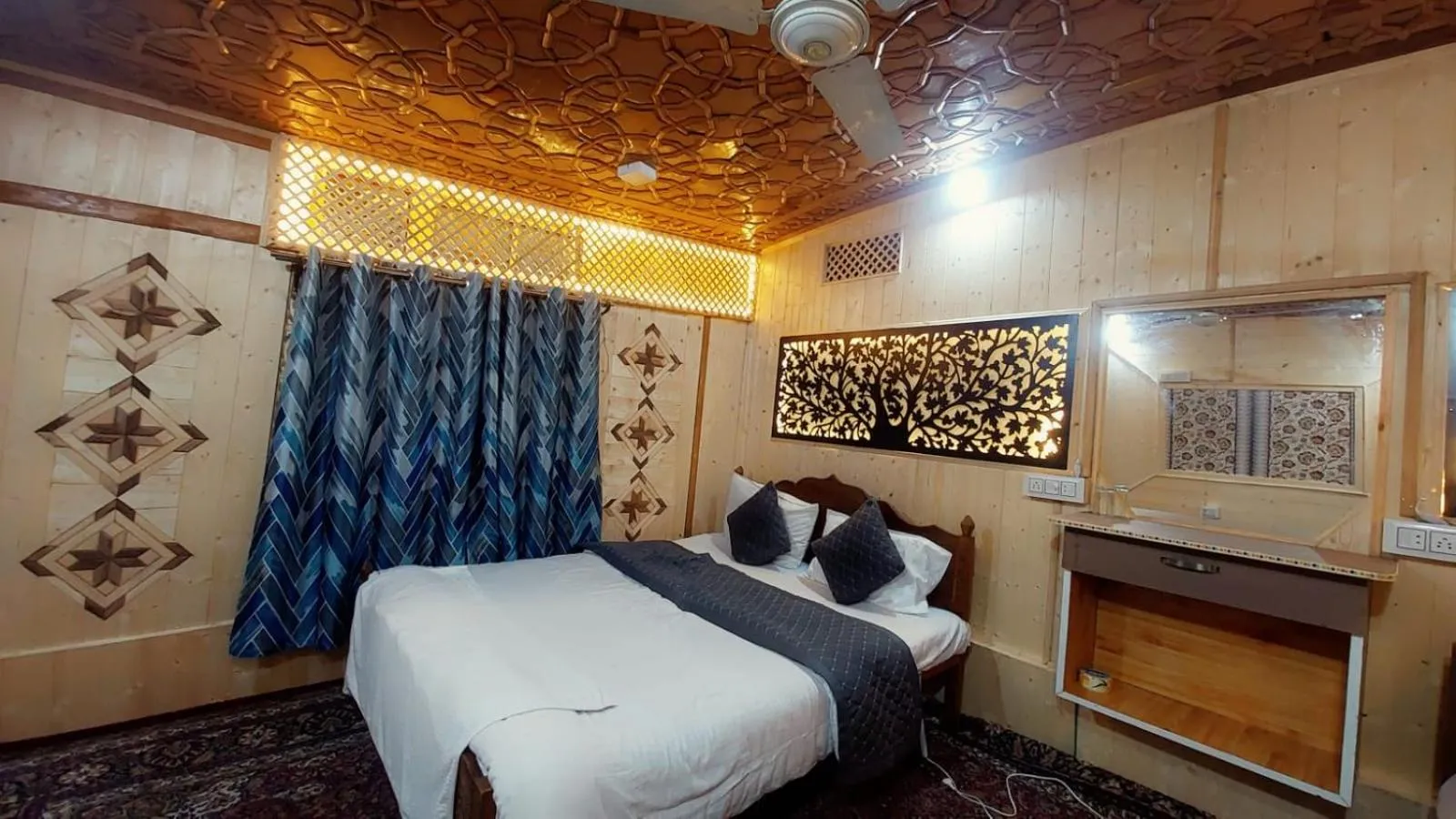 Bed in Shamus Maqbool Group Of Houseboat