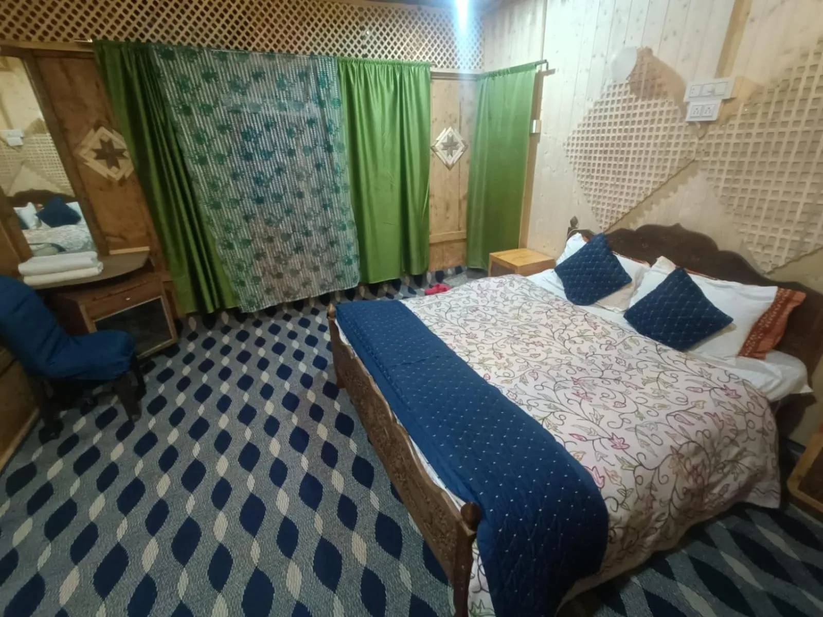 Bed in Shamus Maqbool Group Of Houseboat